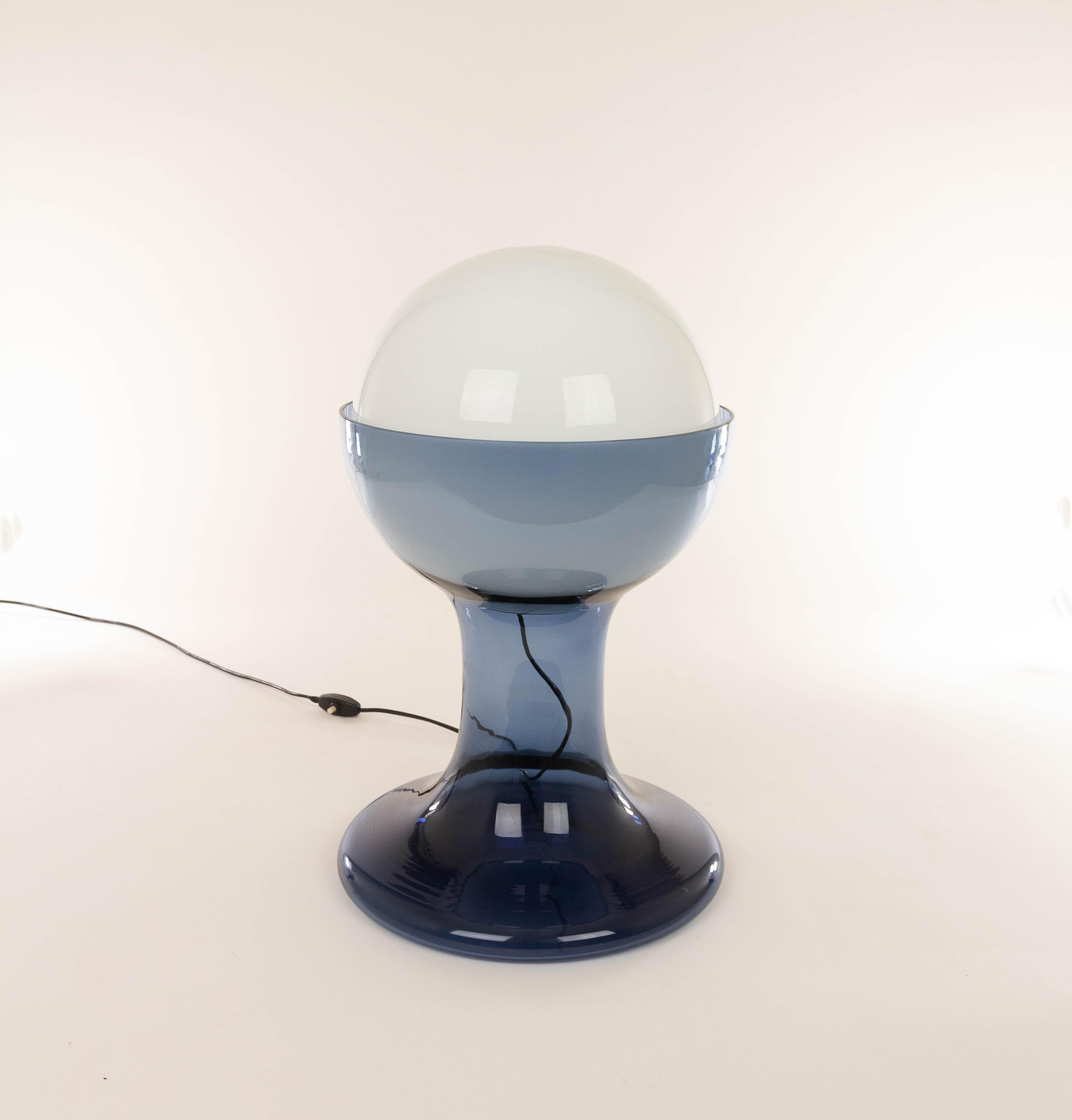 Milieu du XXe siècle Grande lampe de bureau bleu LT 216 de Carlo Nason pour A.V. Mazzega, 1960 en vente