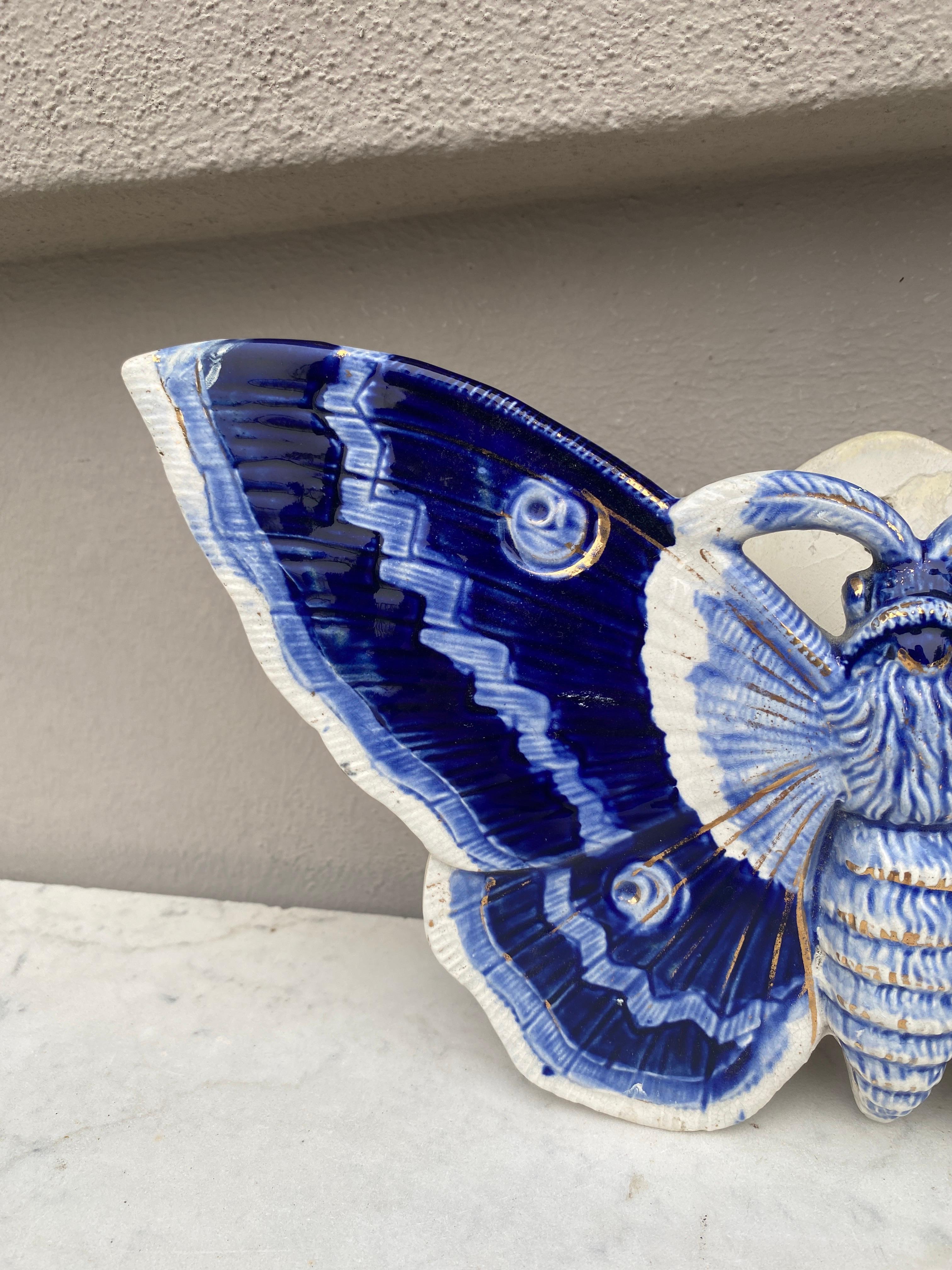 Grand papillon en majolique bleue, pochette murale Fives-Lille, vers 1900.