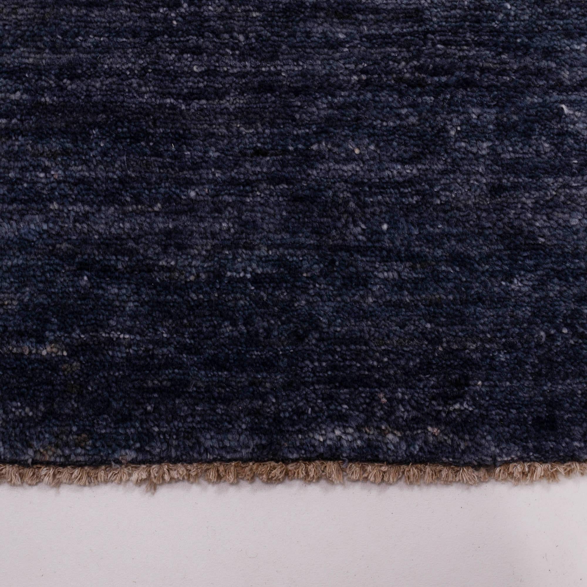 Large Blue Modern Hand-Tufted Rug In Good Condition For Sale In London, GB