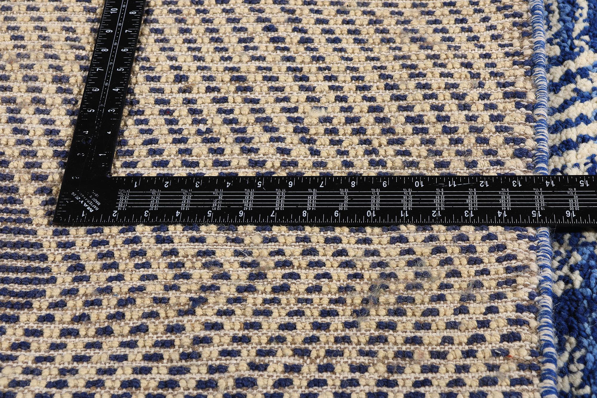 Grand tapis bleu moderne marocain, le déconstruitisme rencontre Cozy Nomad en vente 2