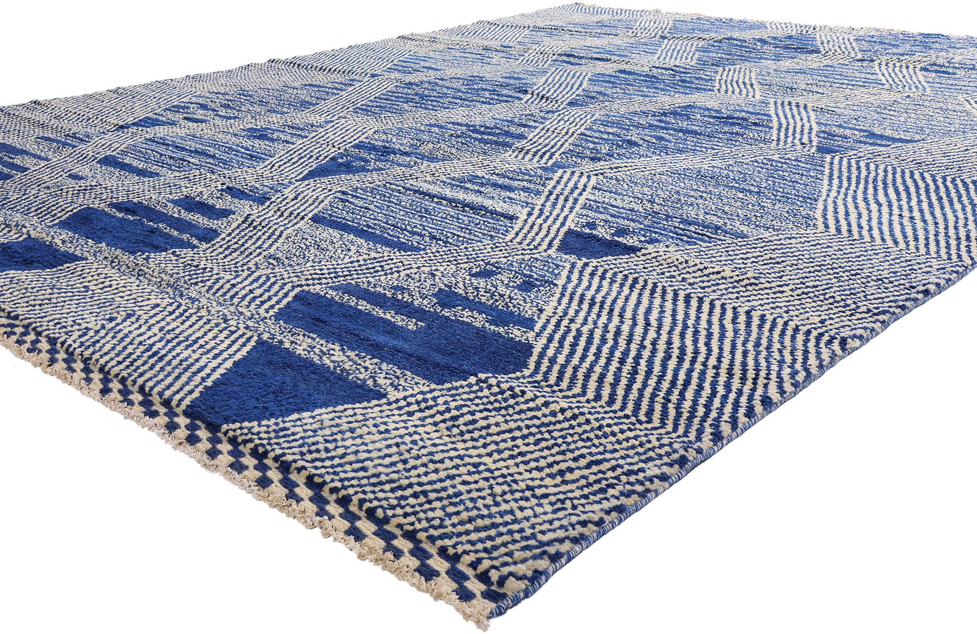 80586 Tapis marocain bleu de style moderne, 10'05 x 14'01. Le déconstructivisme rencontre le nomadisme douillet dans ce tapis de style marocain en laine nouée à la main. Les éléments de design conceptuels et les couleurs visuellement frappantes