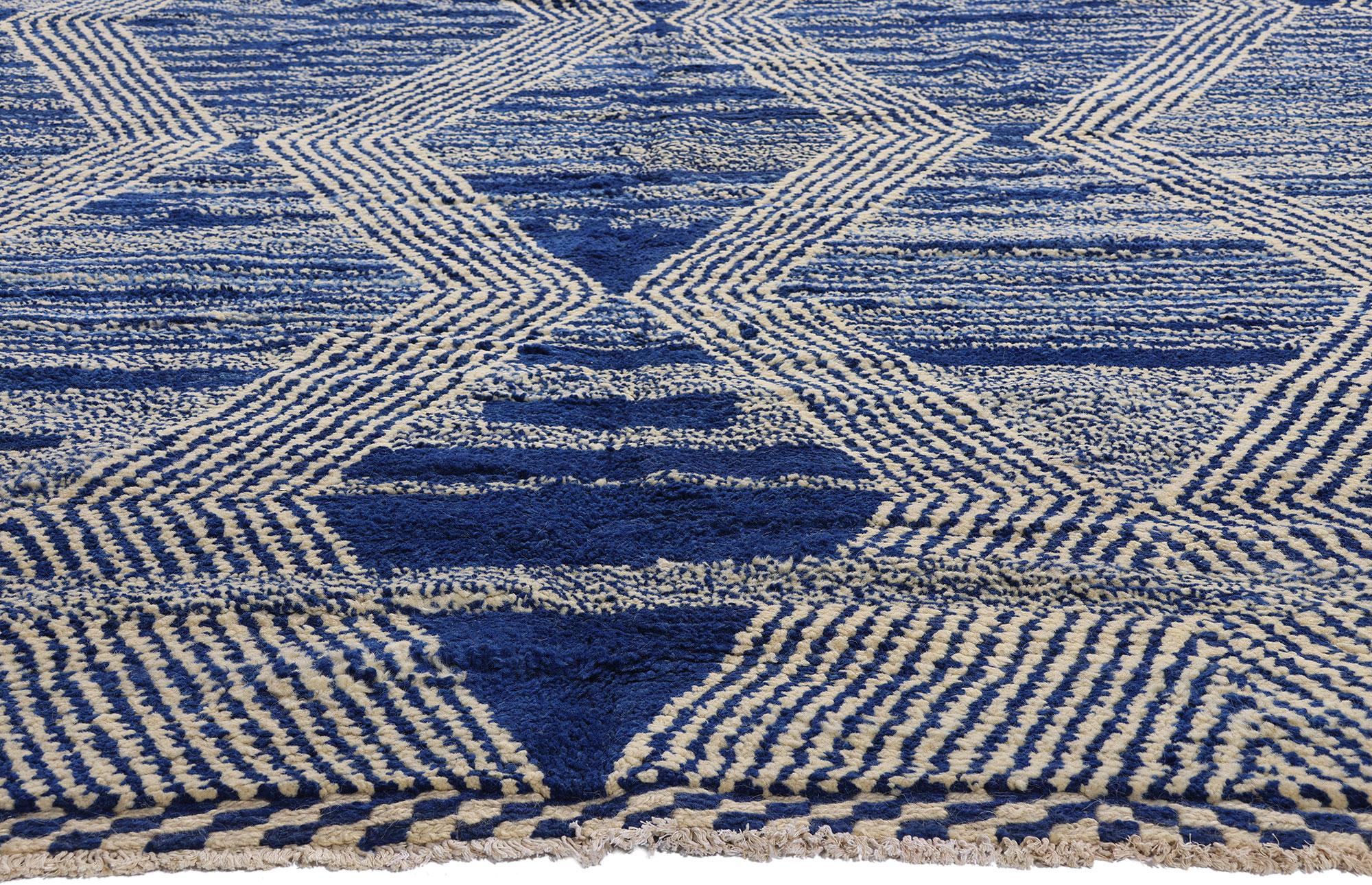 XXIe siècle et contemporain Grand tapis bleu moderne marocain, le déconstruitisme rencontre Cozy Nomad en vente