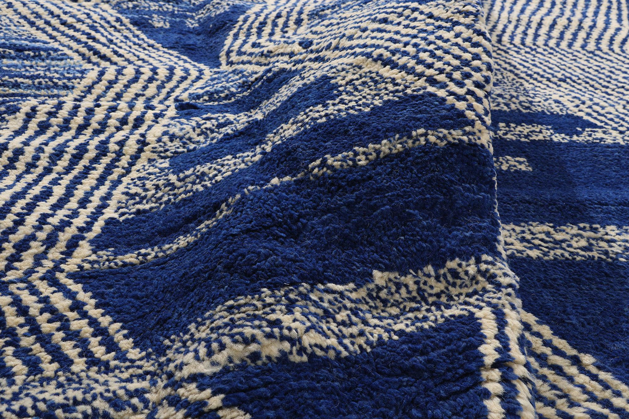 Grand tapis bleu moderne marocain, le déconstruitisme rencontre Cozy Nomad en vente 1