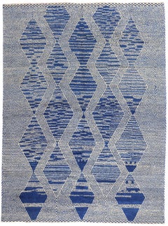 Großer blauer moderner marokkanischer Teppich, Dekonstruivismus meets Cozy Nomad
