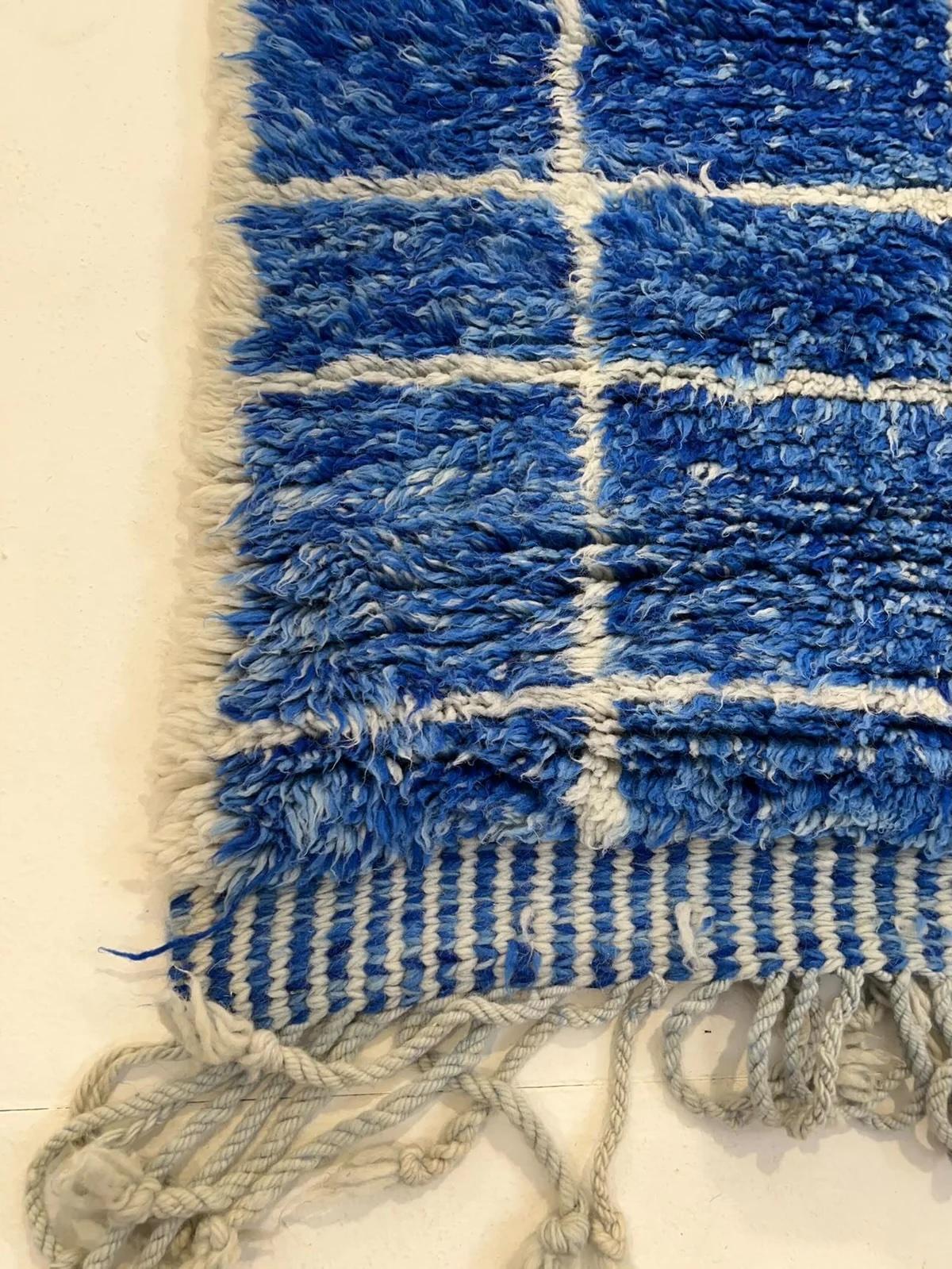 Großer blauer moderner marokkanischer Tattersall-Gitterwollteppich Beni M'Rirt Handgewebt im Angebot 2