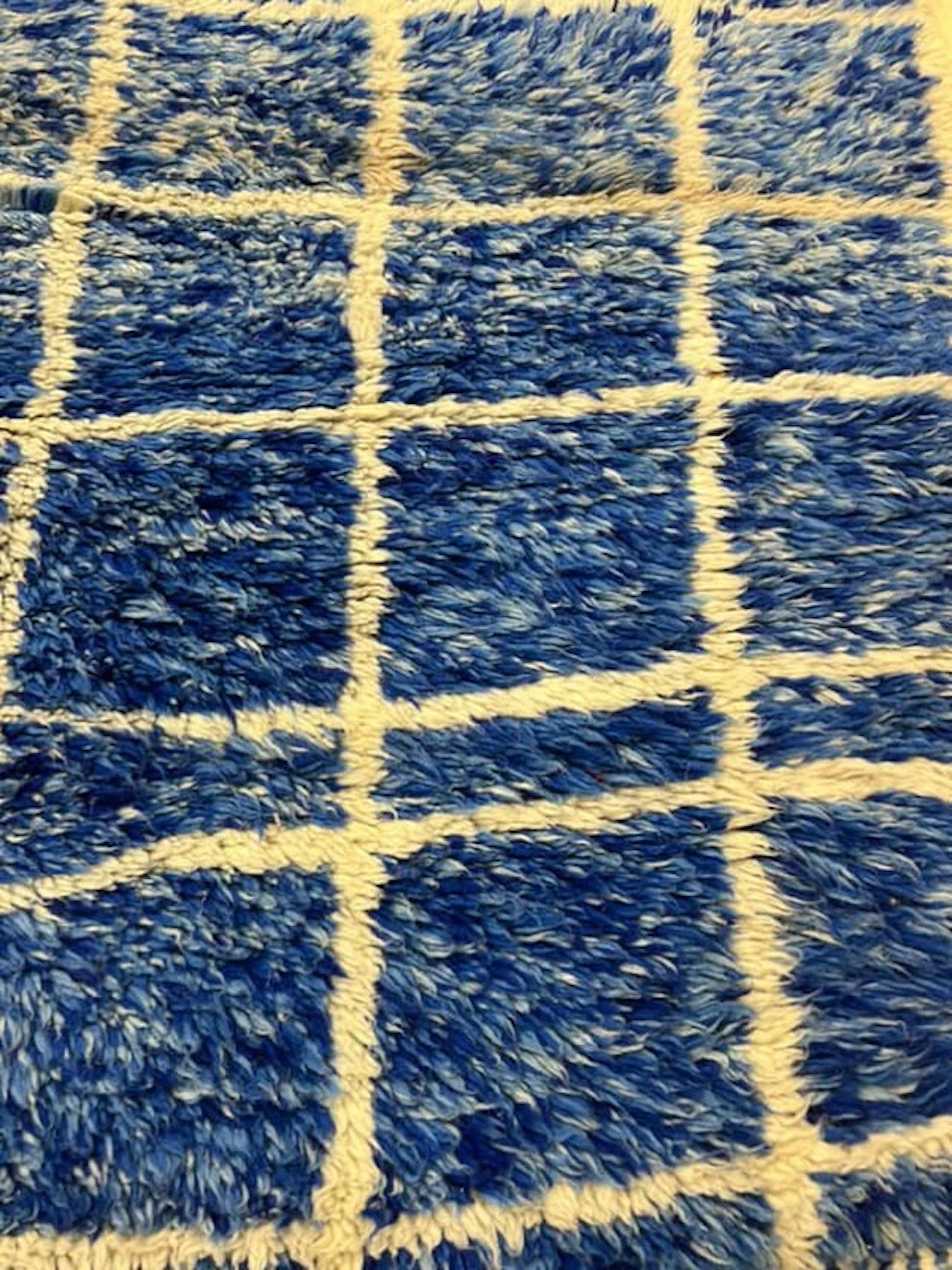Großer blauer moderner marokkanischer Tattersall-Gitterwollteppich Beni M'Rirt Handgewebt im Angebot 3