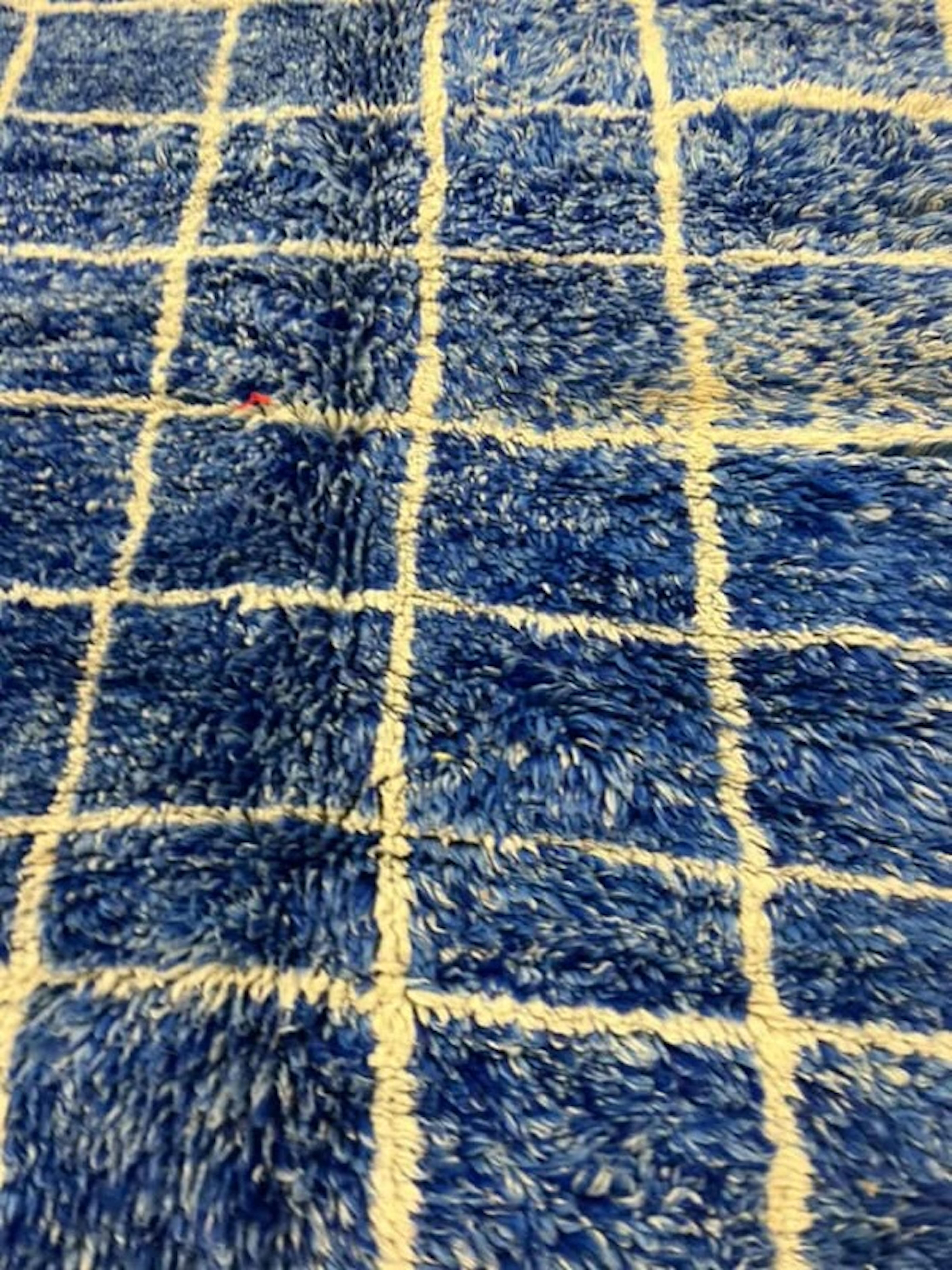 Großer blauer moderner marokkanischer Tattersall-Gitterwollteppich Beni M'Rirt Handgewebt im Angebot 4