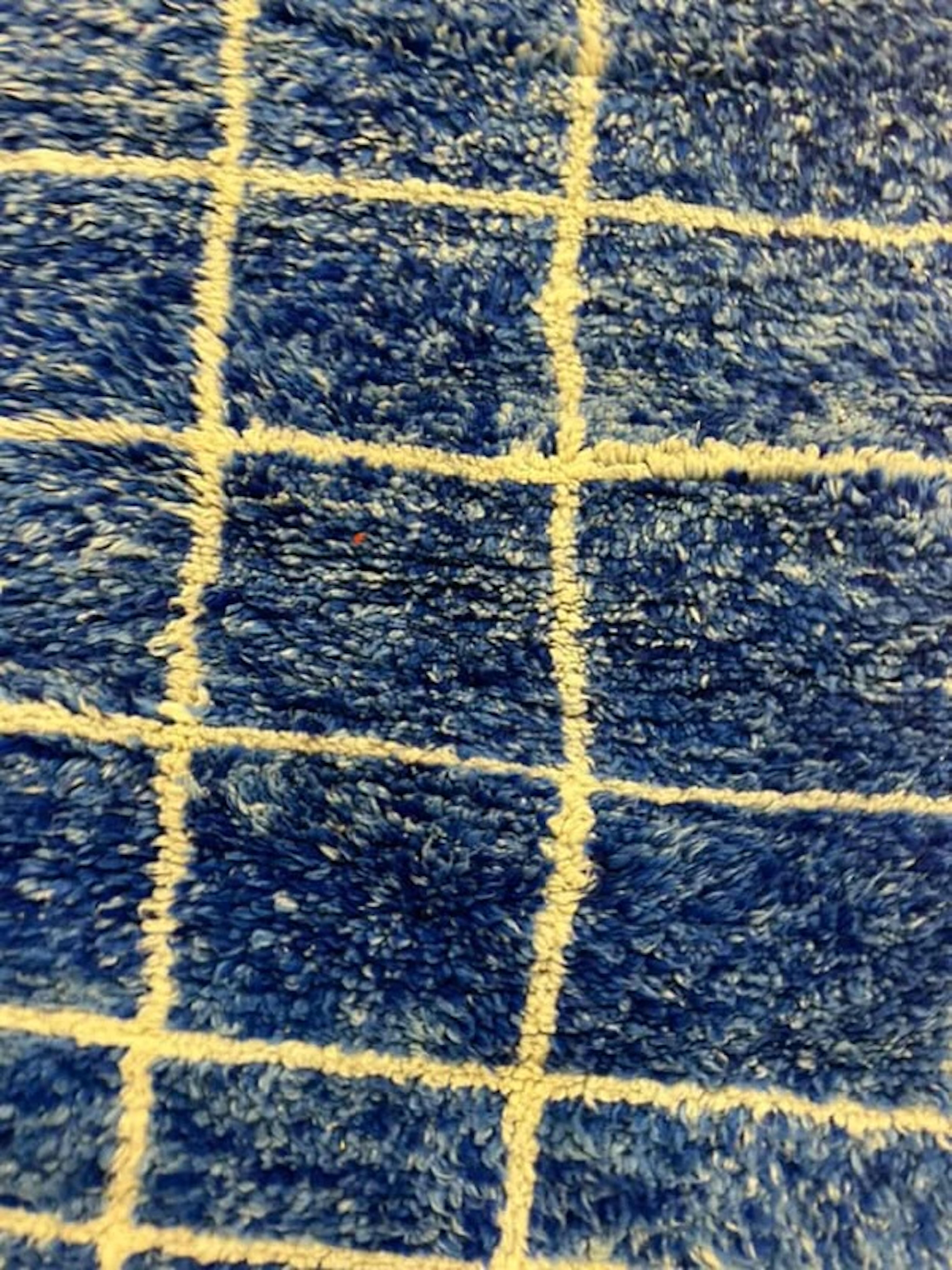 Großer blauer moderner marokkanischer Tattersall-Gitterwollteppich Beni M'Rirt Handgewebt im Angebot 6