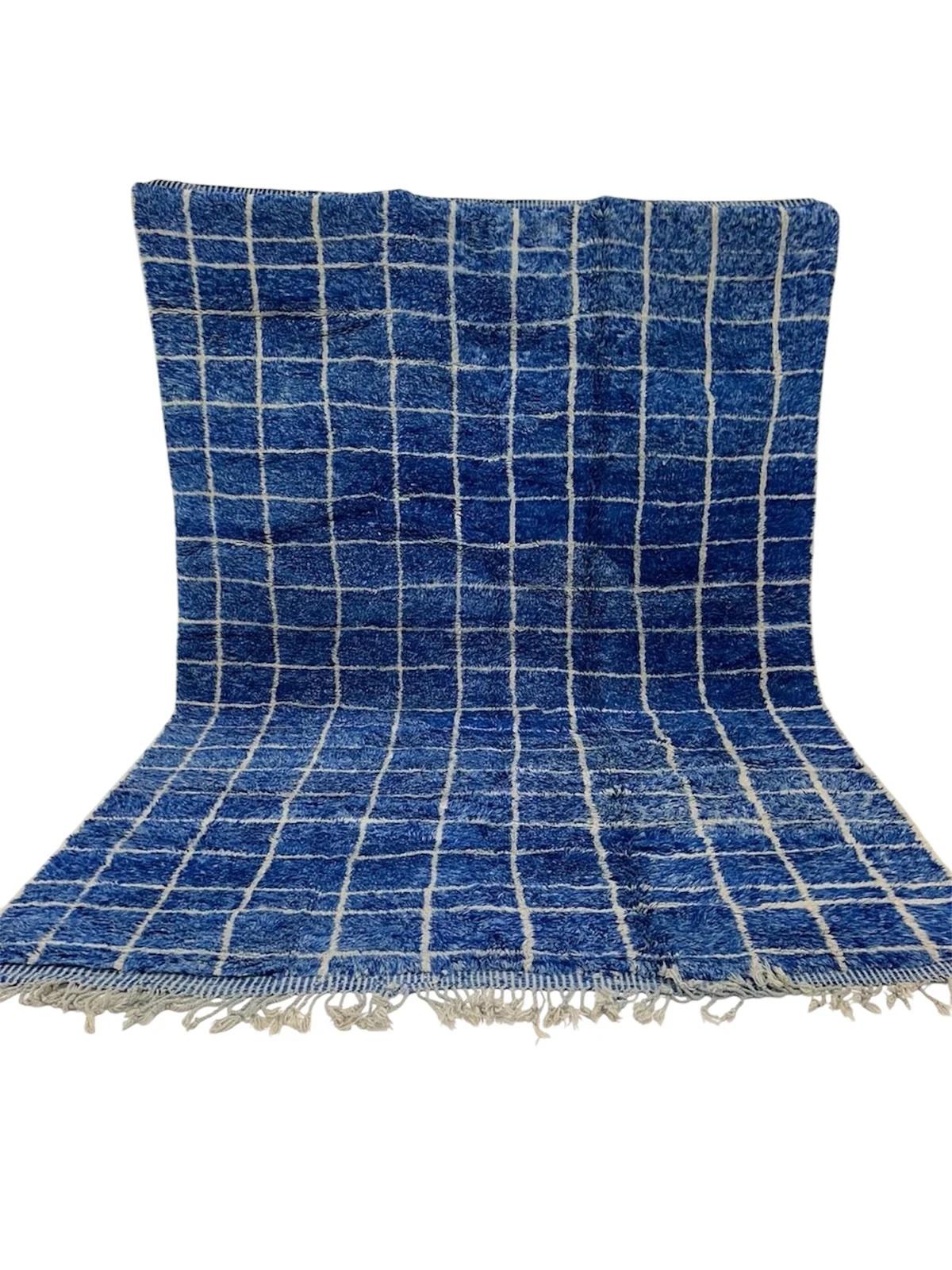 Dieser große, farbenfrohe marokkanische Teppich wurde von erfahrenen Webern im Atlasgebirge von Hand gefertigt. Dieser handgefertigte marokkanische Teppich ist aus einem hochwertigen, blauen Heidekraut gefertigt.  Wollbasis mit cremefarbenem