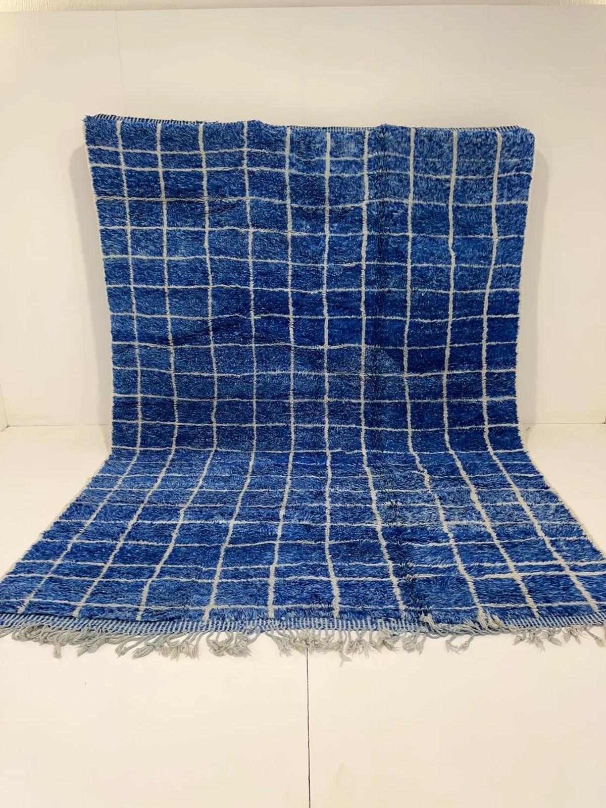 Großer blauer moderner marokkanischer Tattersall-Gitterwollteppich Beni M'Rirt Handgewebt (Moderne) im Angebot