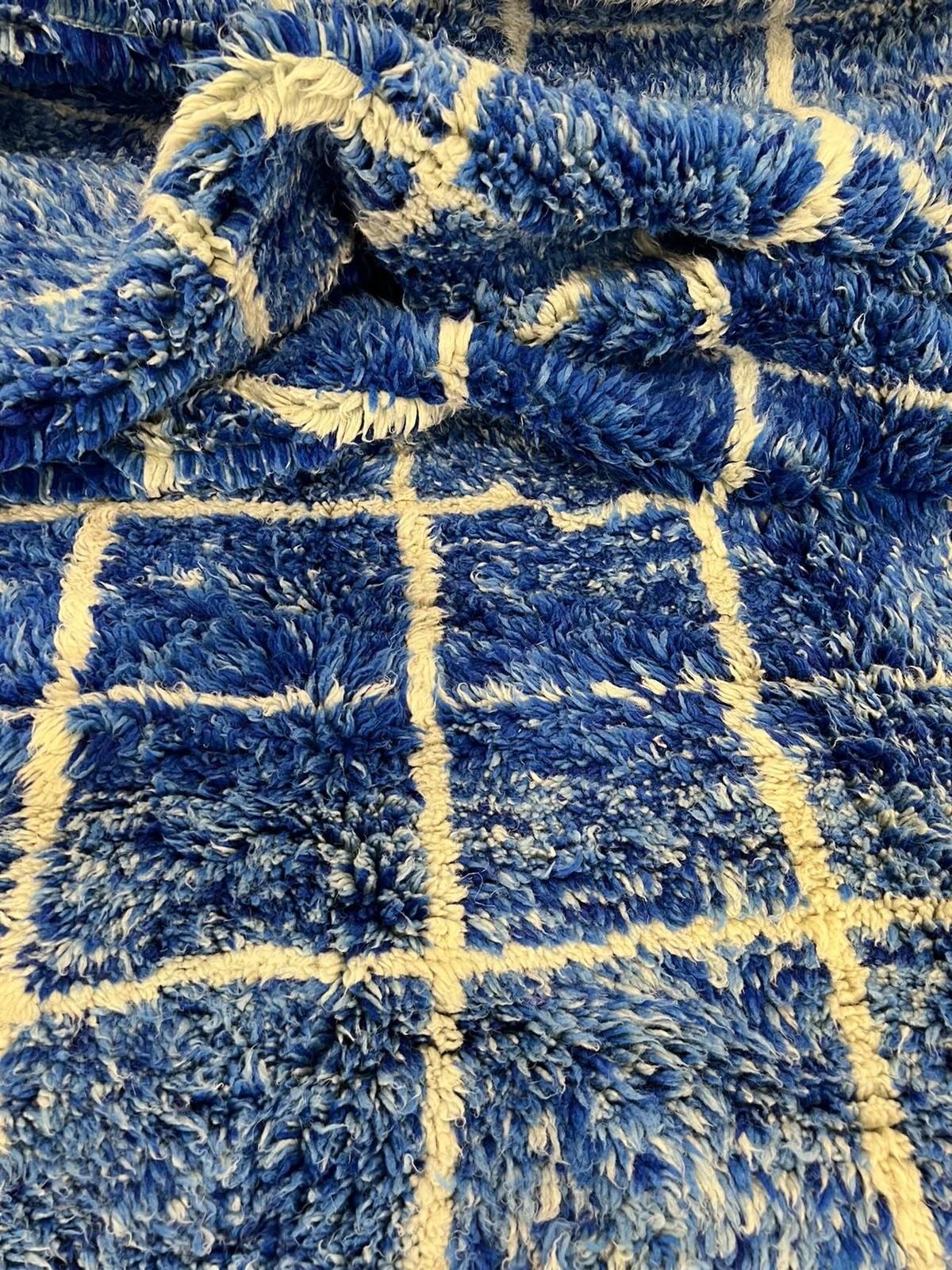 Großer blauer moderner marokkanischer Tattersall-Gitterwollteppich Beni M'Rirt Handgewebt (Marokkanisch) im Angebot