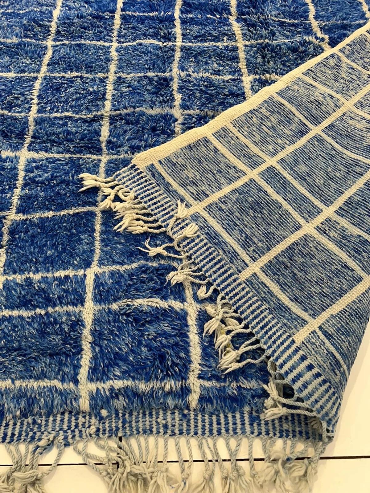 Großer blauer moderner marokkanischer Tattersall-Gitterwollteppich Beni M'Rirt Handgewebt im Zustand „Neu“ im Angebot in Los Angeles, CA