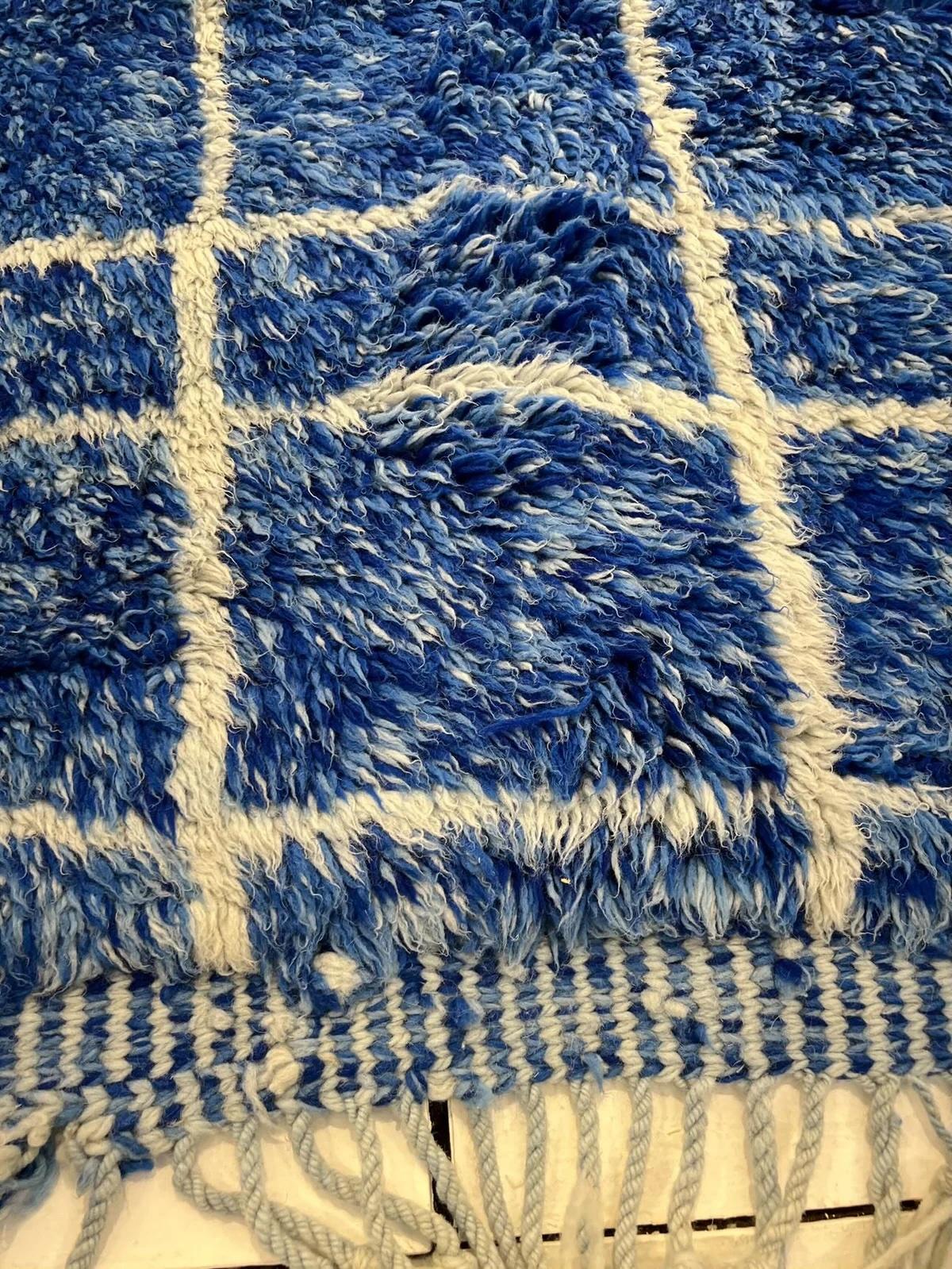 Großer blauer moderner marokkanischer Tattersall-Gitterwollteppich Beni M'Rirt Handgewebt (21. Jahrhundert und zeitgenössisch) im Angebot