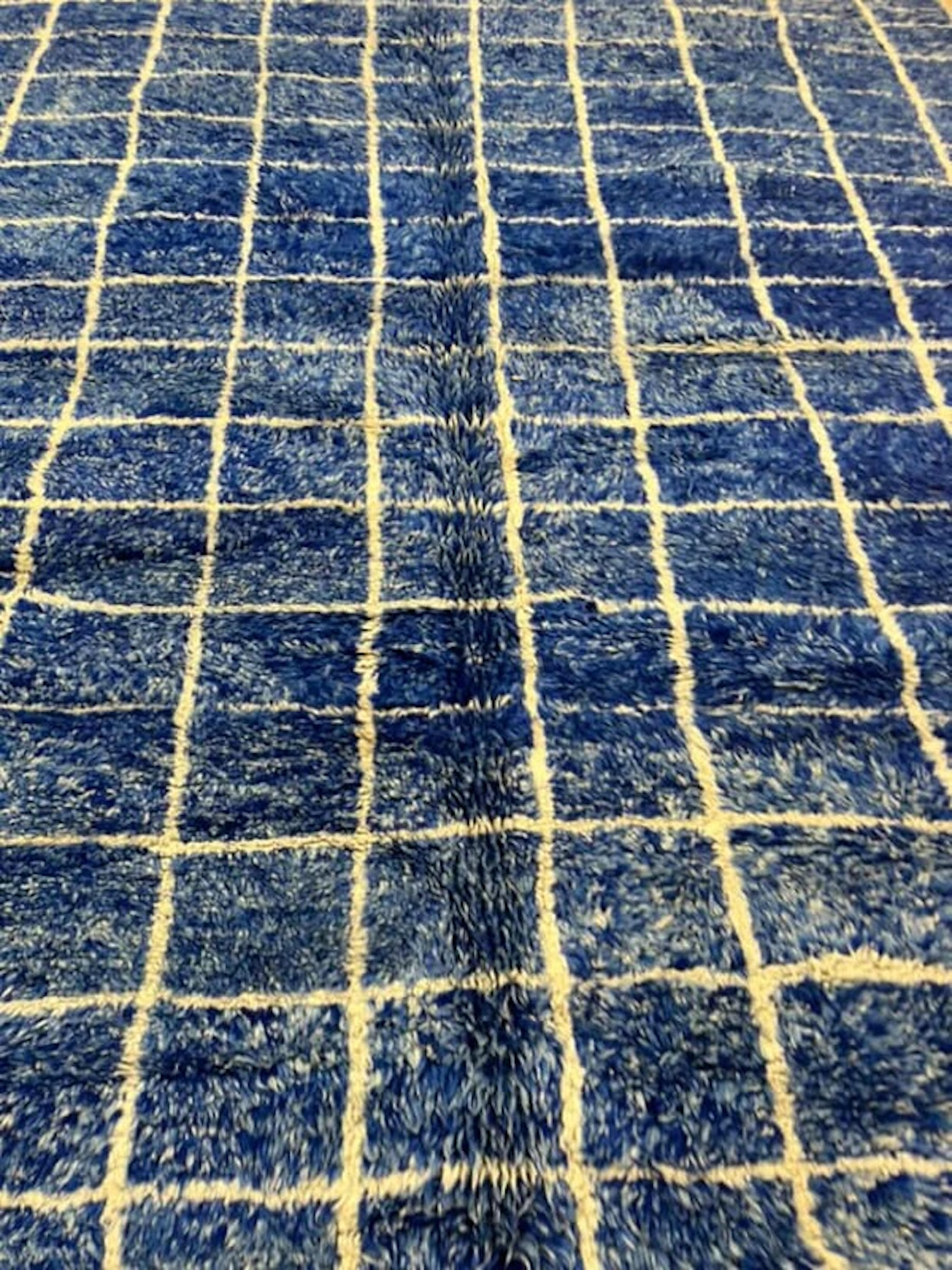 Großer blauer moderner marokkanischer Tattersall-Gitterwollteppich Beni M'Rirt Handgewebt (Wolle) im Angebot