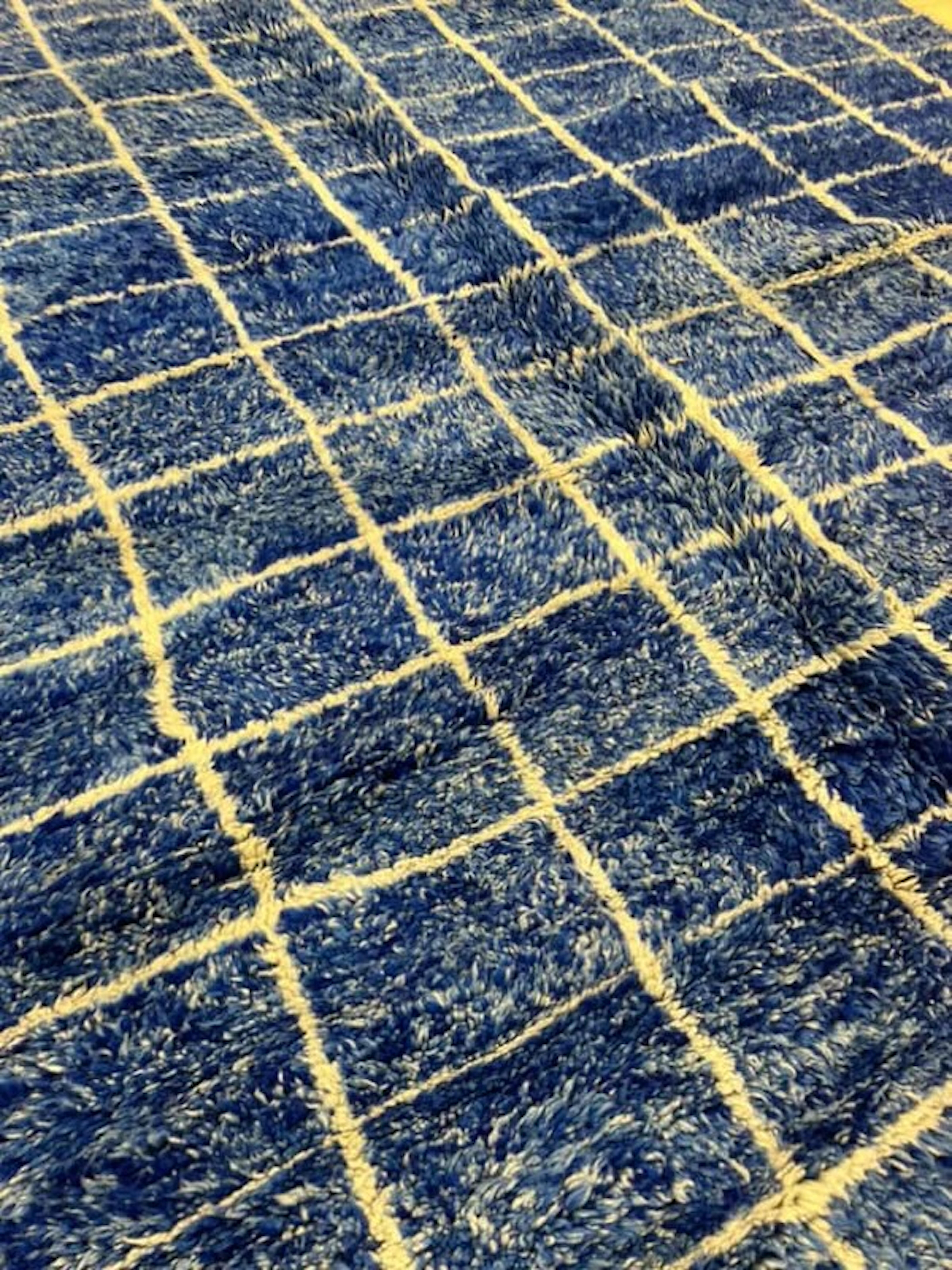 Großer blauer moderner marokkanischer Tattersall-Gitterwollteppich Beni M'Rirt Handgewebt im Angebot 1