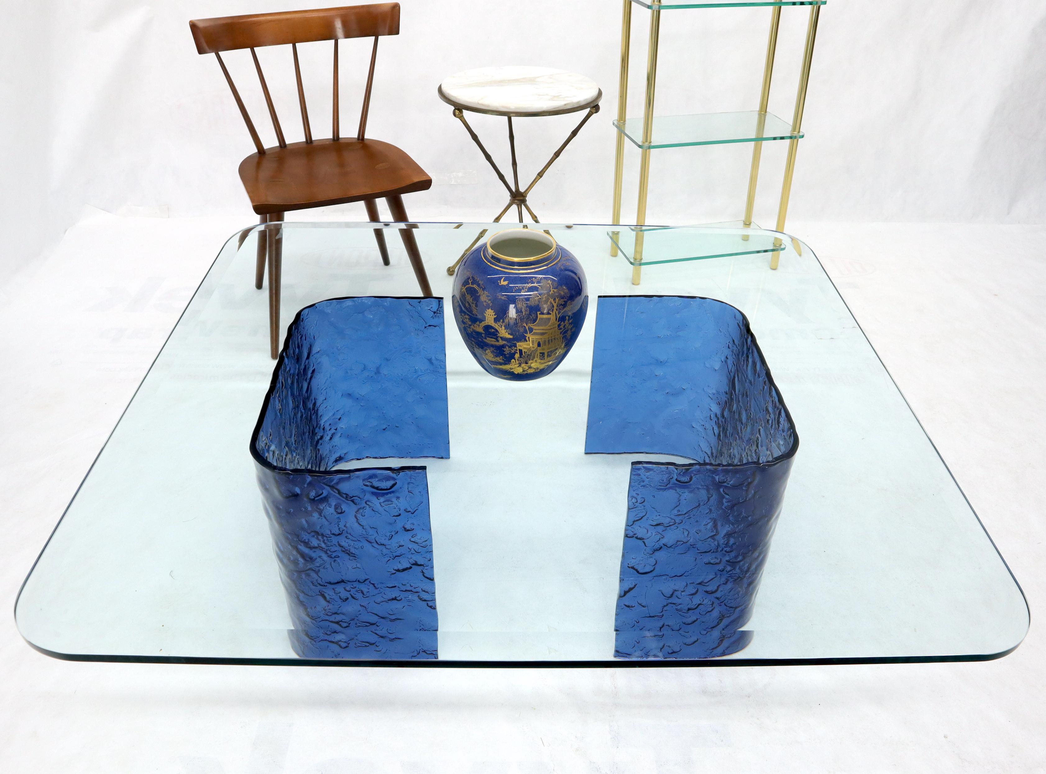 Mesa de centro grande con base en forma de C de cristal azul fundido y curvado en venta 5