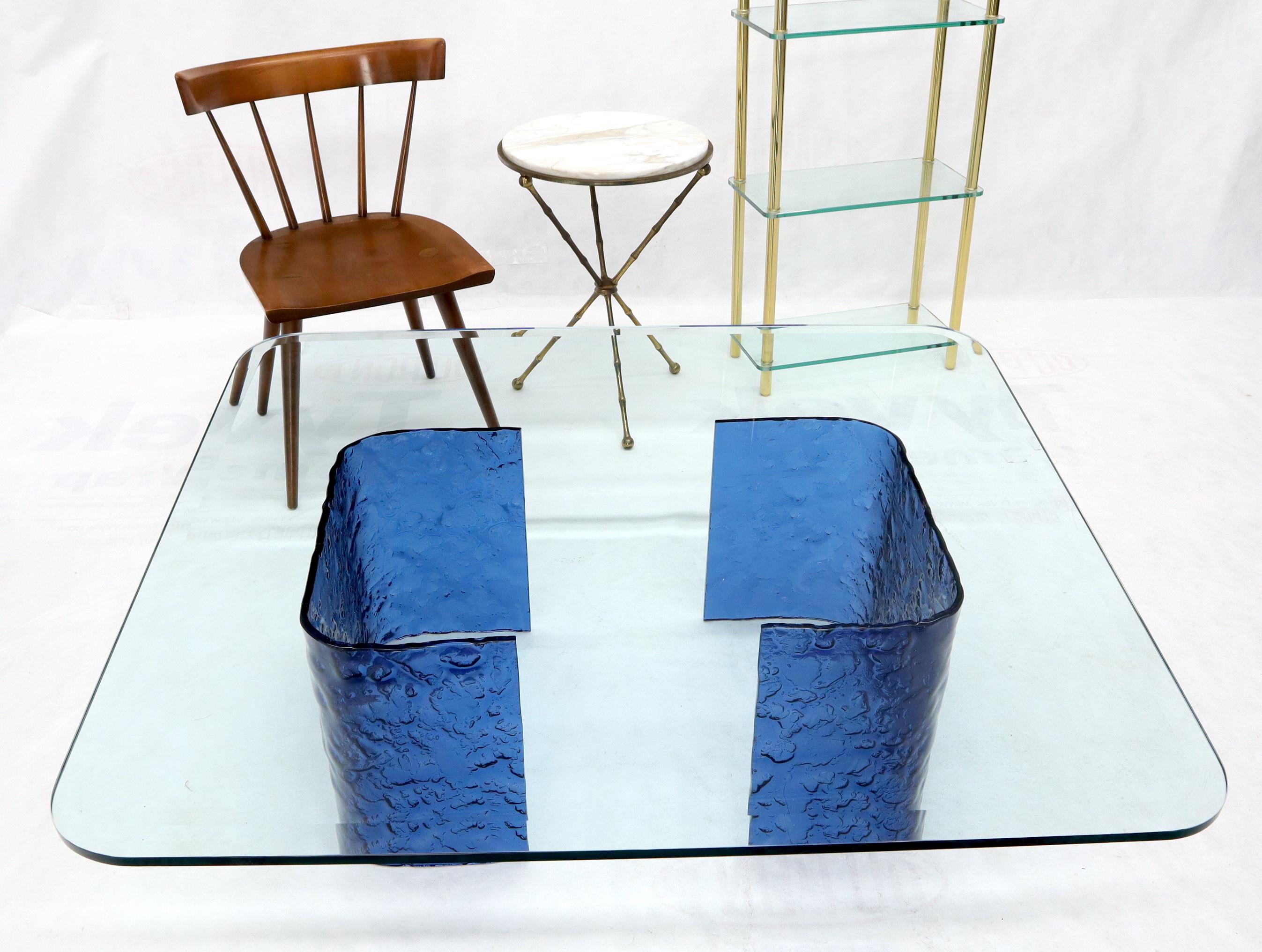 Mesa de centro grande con base en forma de C de cristal azul fundido y curvado Moderno de mediados de siglo en venta