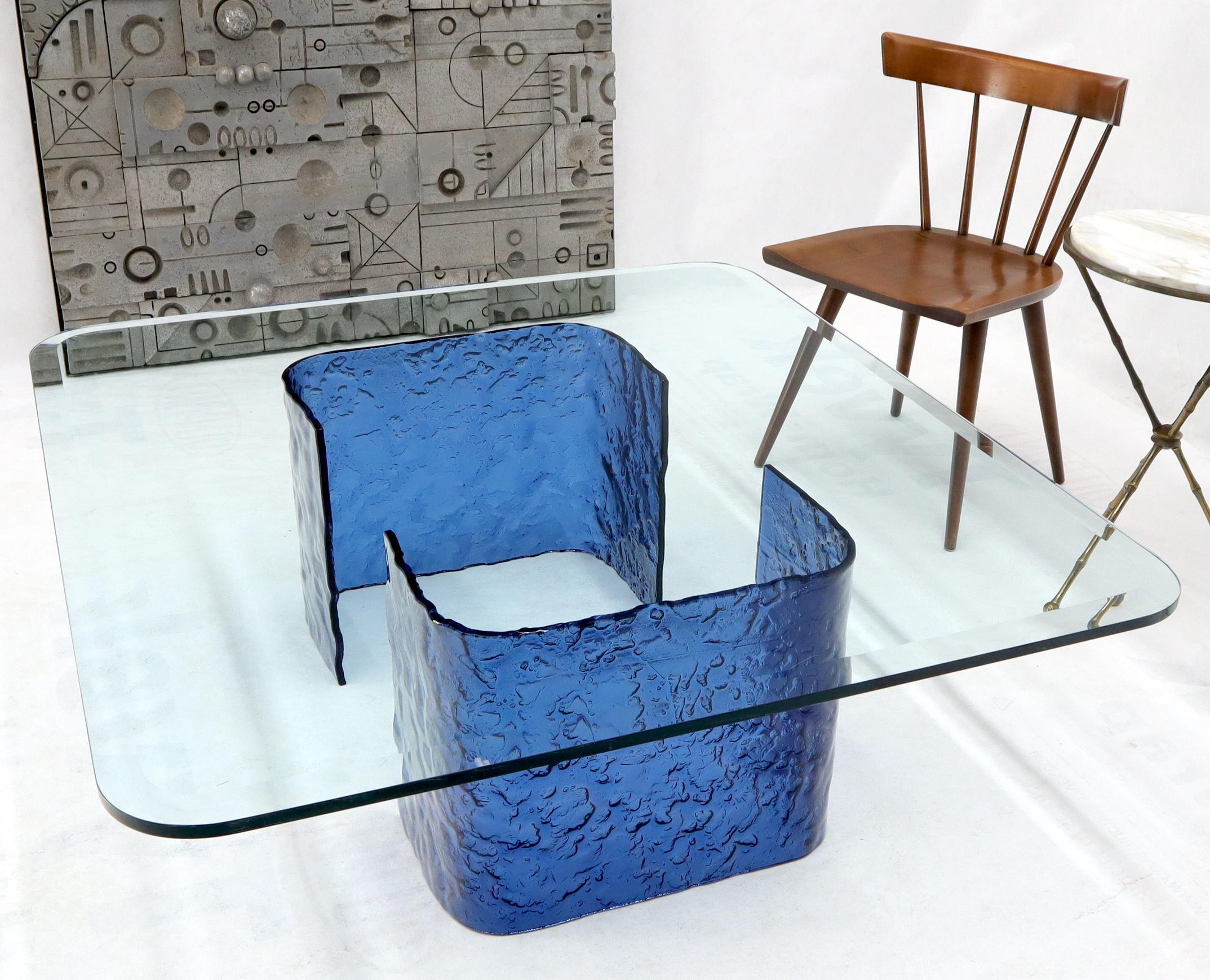 Mesa de centro grande con base en forma de C de cristal azul fundido y curvado siglo XX en venta