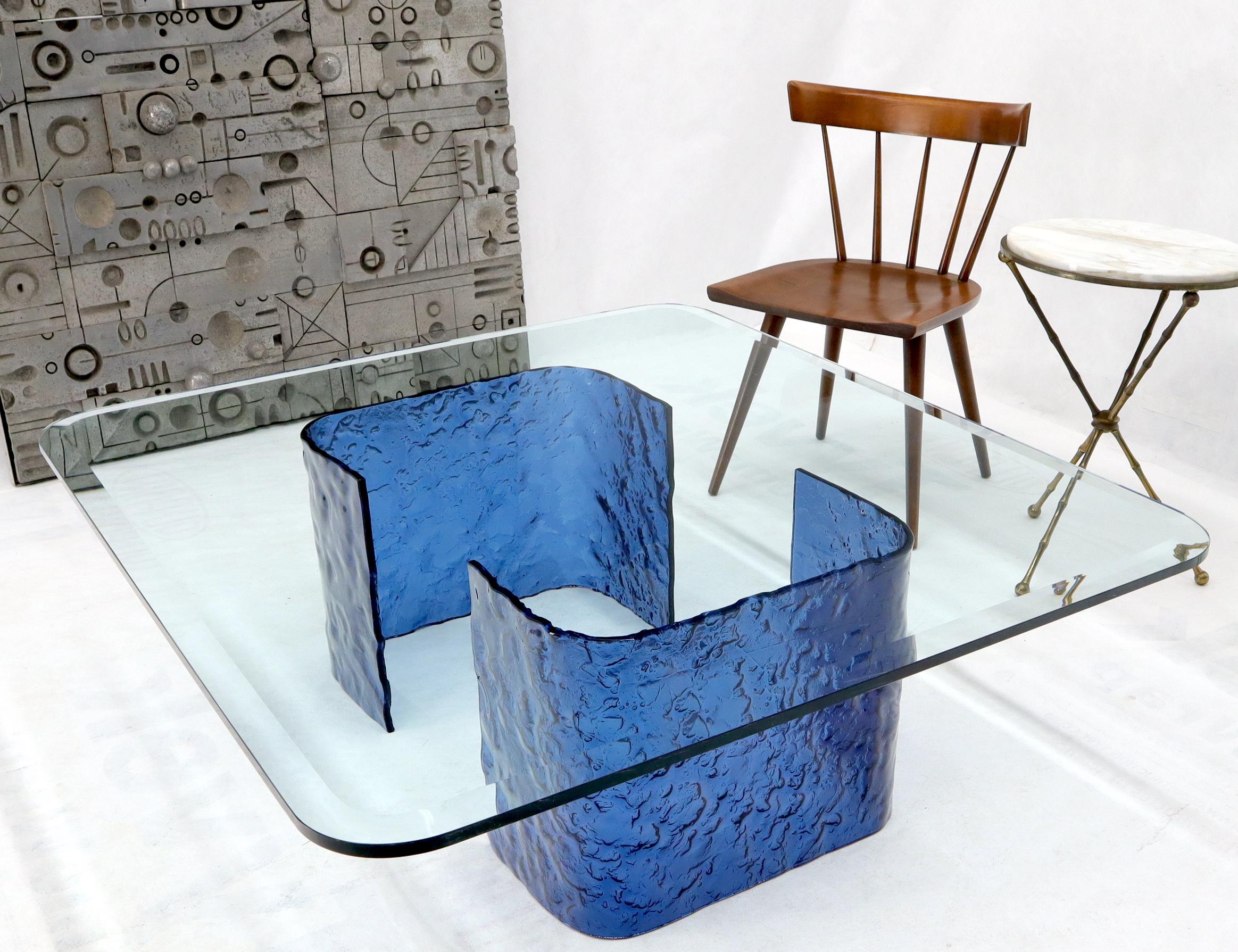 Großer blauer Molten- und gebogener Glastisch in Form eines C-förmigen Sockels (Glaskunst) im Angebot