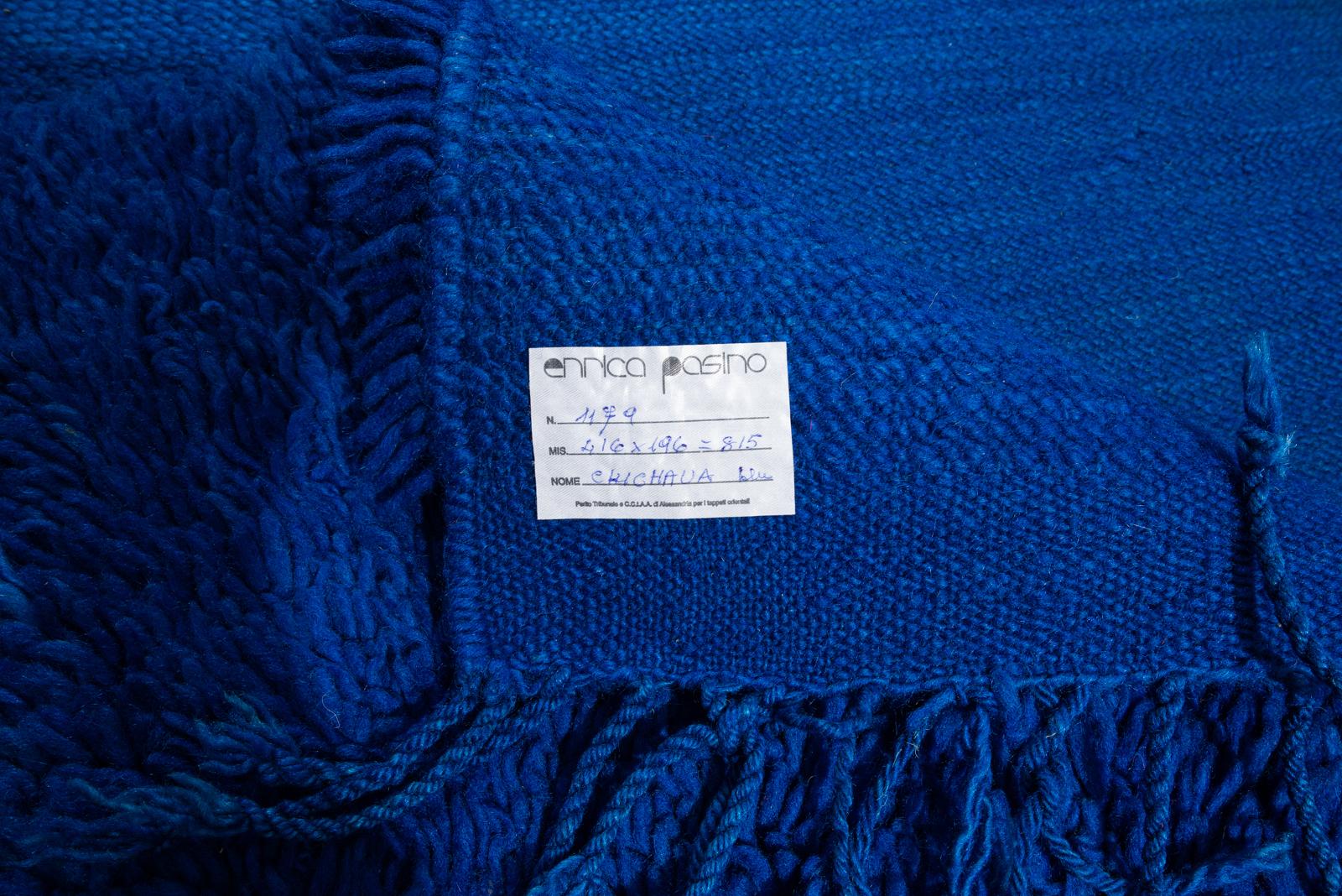  Seltener großer marokkanischer Teppich in einer wunderschönen blauen Farbe: ein deutlicher Hinweis auf das Wasser der Tiefsee. 
Perfekt für ein Haus am Meer mit ein paar Denim-Kissen: siehe meine veröffentlichten.

(veröffentlicht sogar mit einer