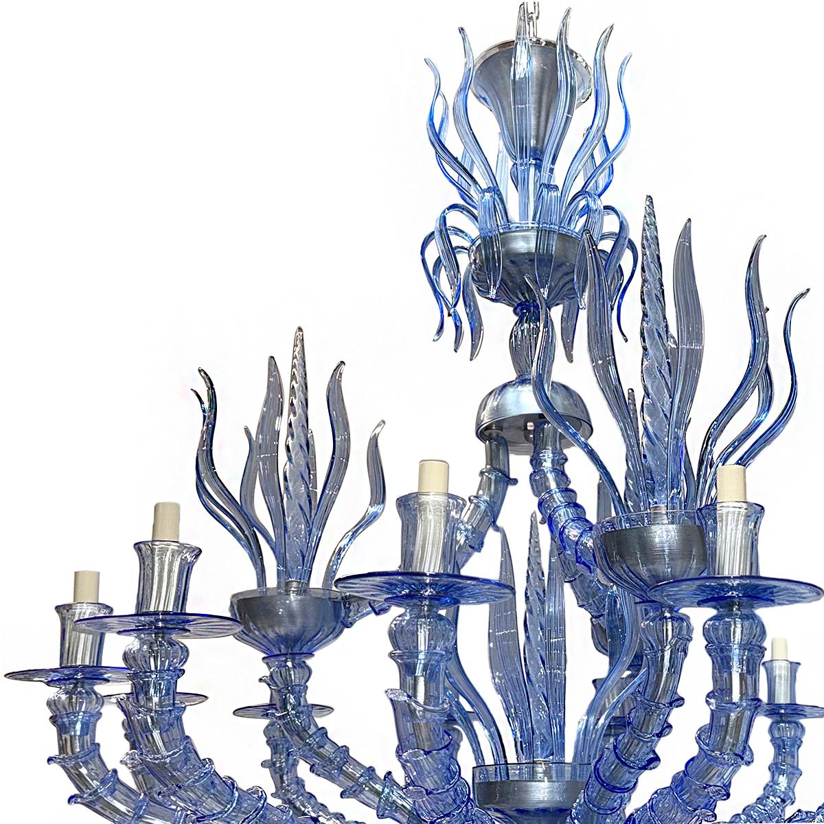 Lampadario in vetro di Murano blu, anni '90 circa, con motivo a fogliame e 12 luci.

Misure:
Diametro: 43,5
Caduta: 50