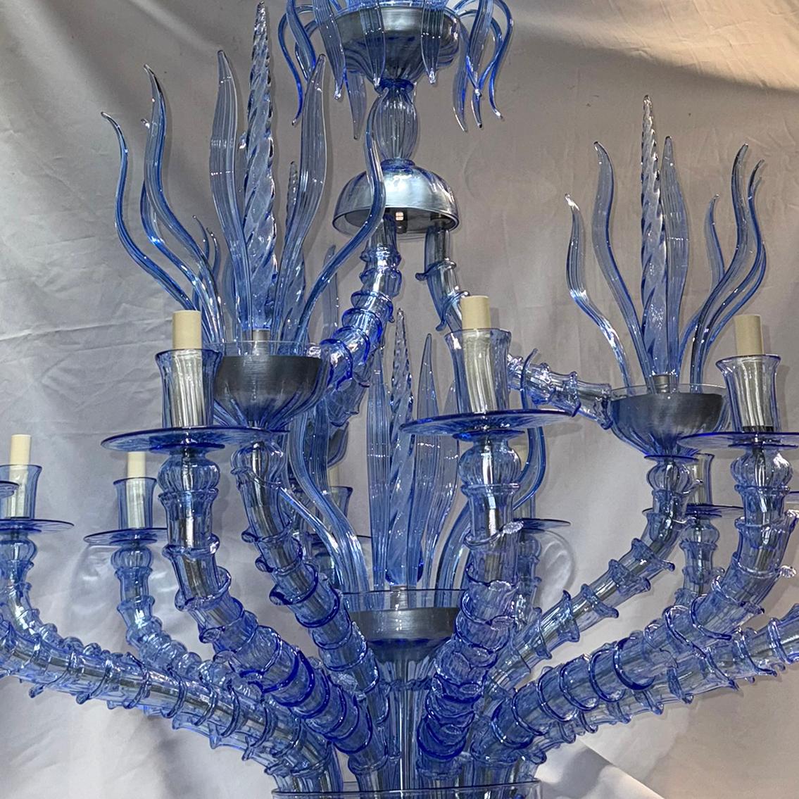 Vetro soffiato Grande lampadario di Murano blu in vendita