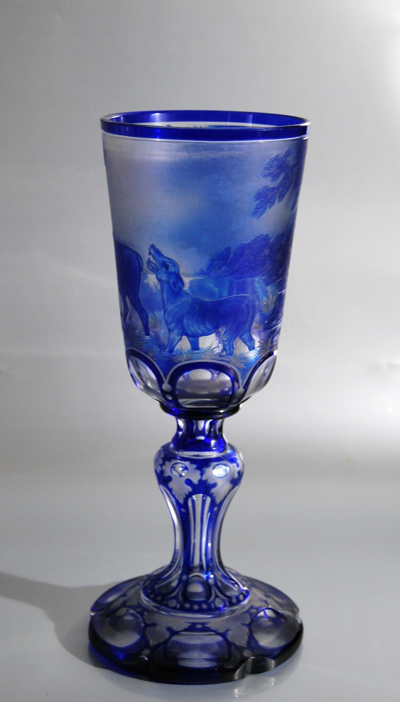 Large blue overlay Bohemian crystal hunting glass attributed to Karl Pfohl (1826-1894). Steinschönau, mid-19th century, around 1860 - 1880

Superb revolving frieze released with acid and engraved with a wheel decorated with a dog fight with a