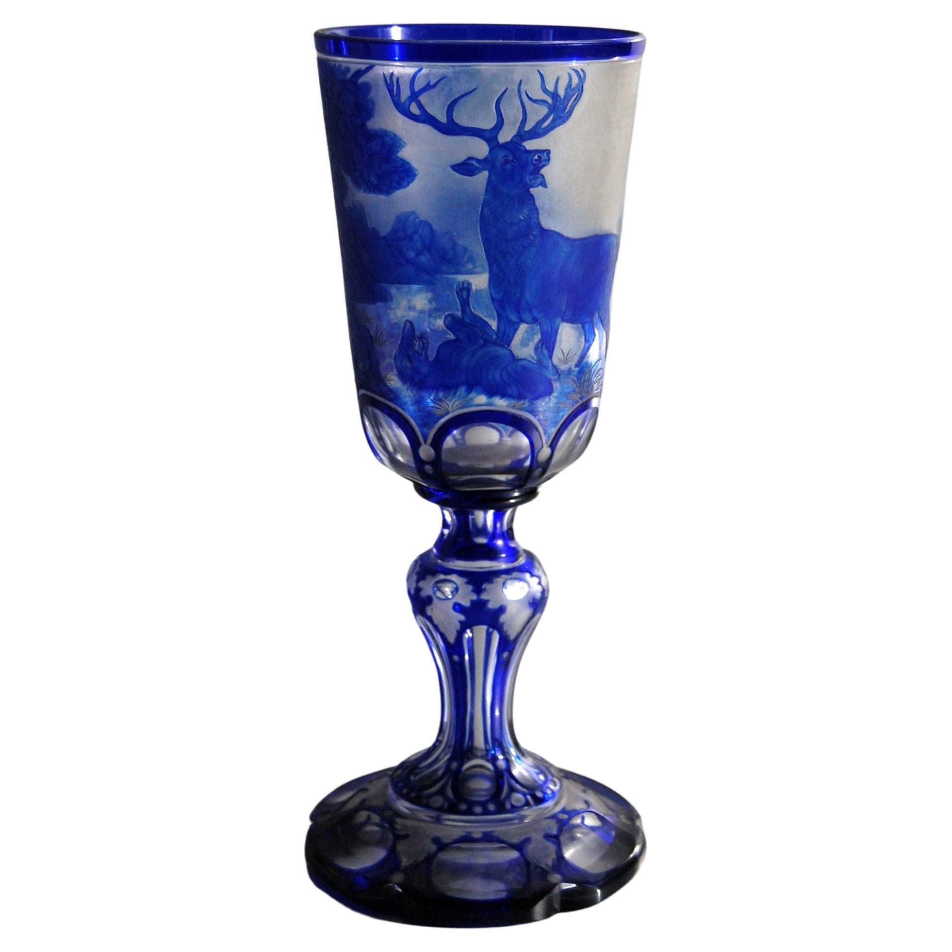 Großes blaues böhmisches Jagdglas aus Kristall mit Überzug
