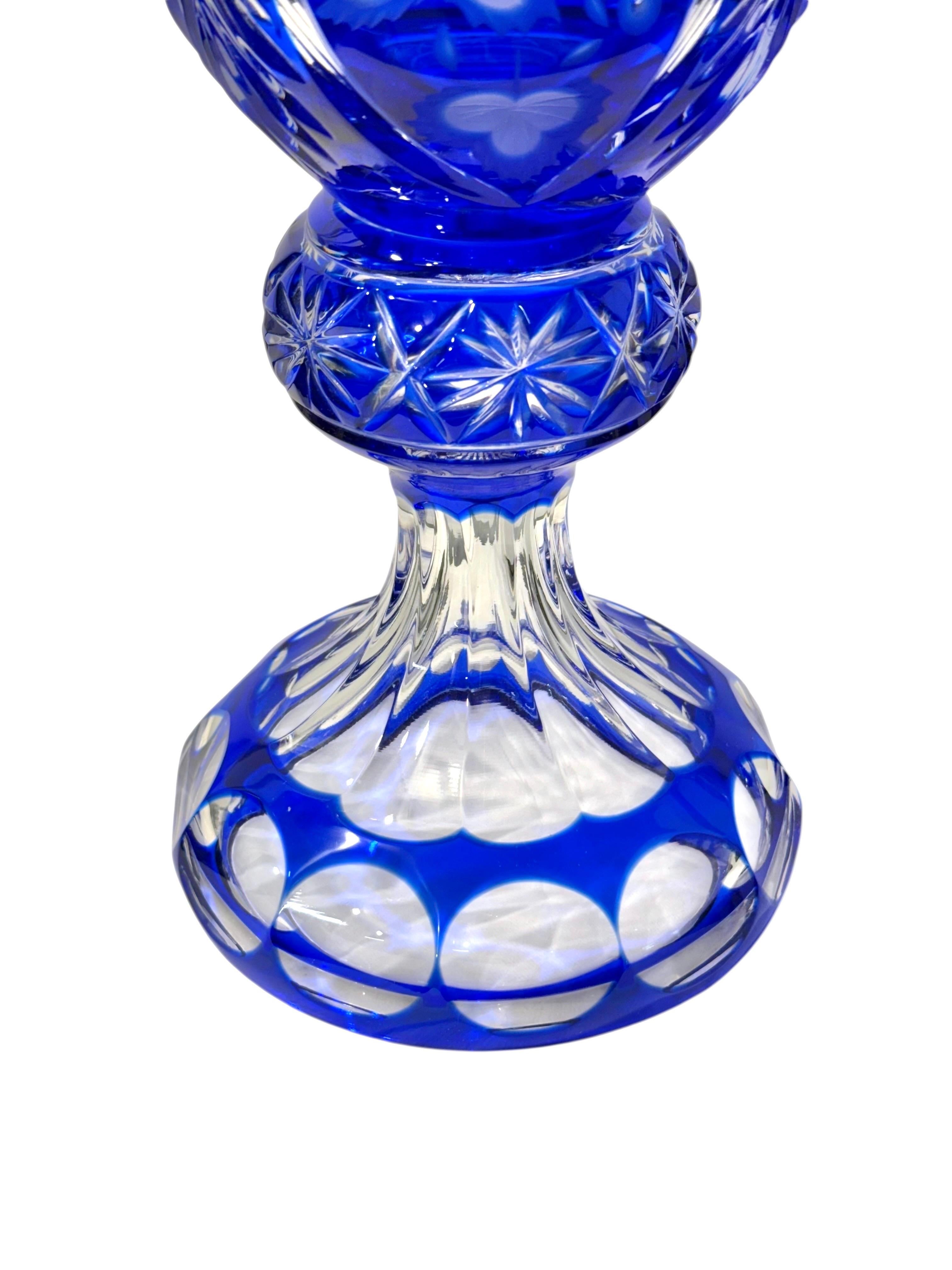 Grande vaso di cristallo di Boemia con sovrapposizione blu su base a piedistallo in vendita 4