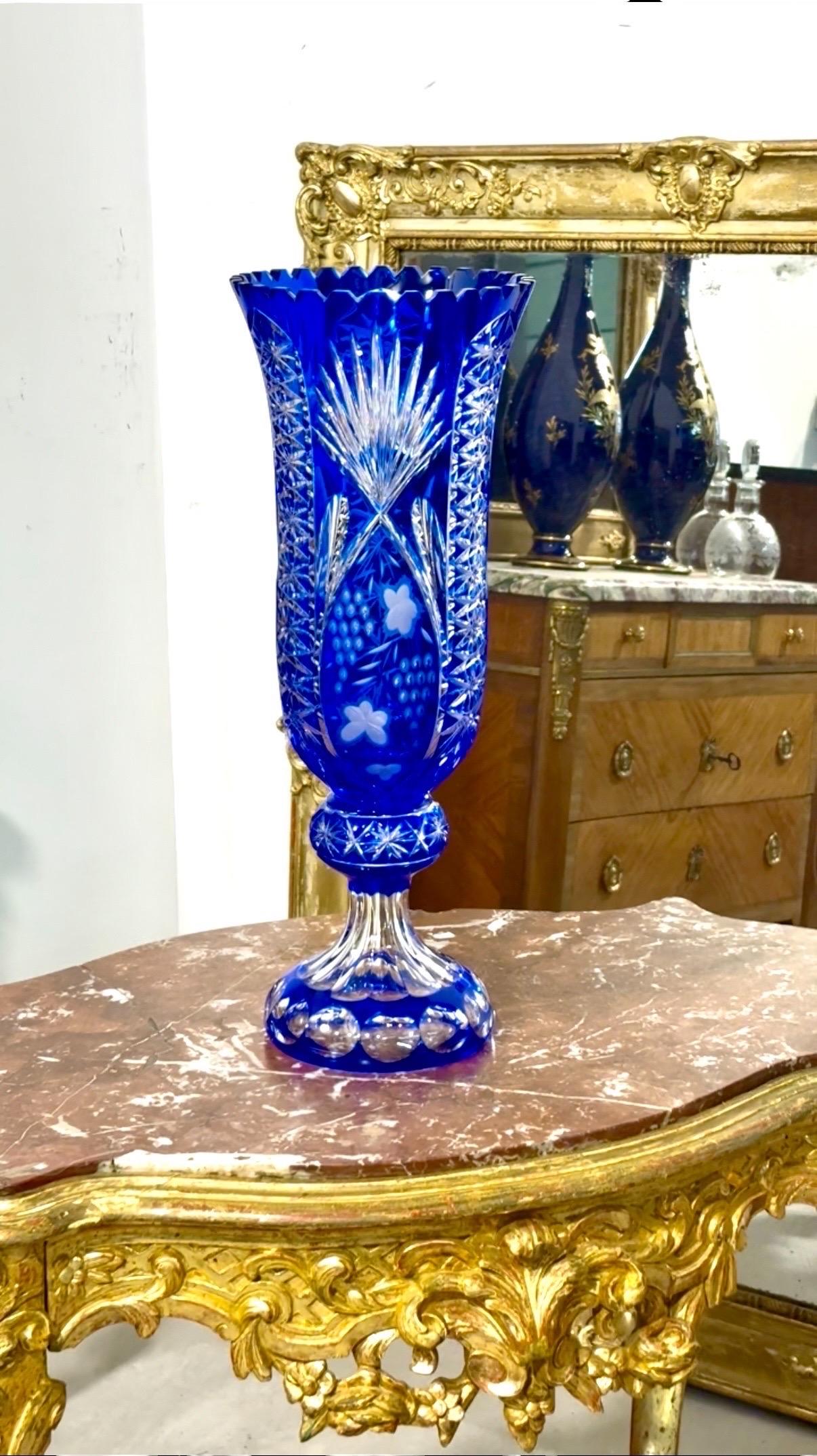 Grande vaso di cristallo di Boemia con sovrapposizione blu su base a piedistallo in vendita 5