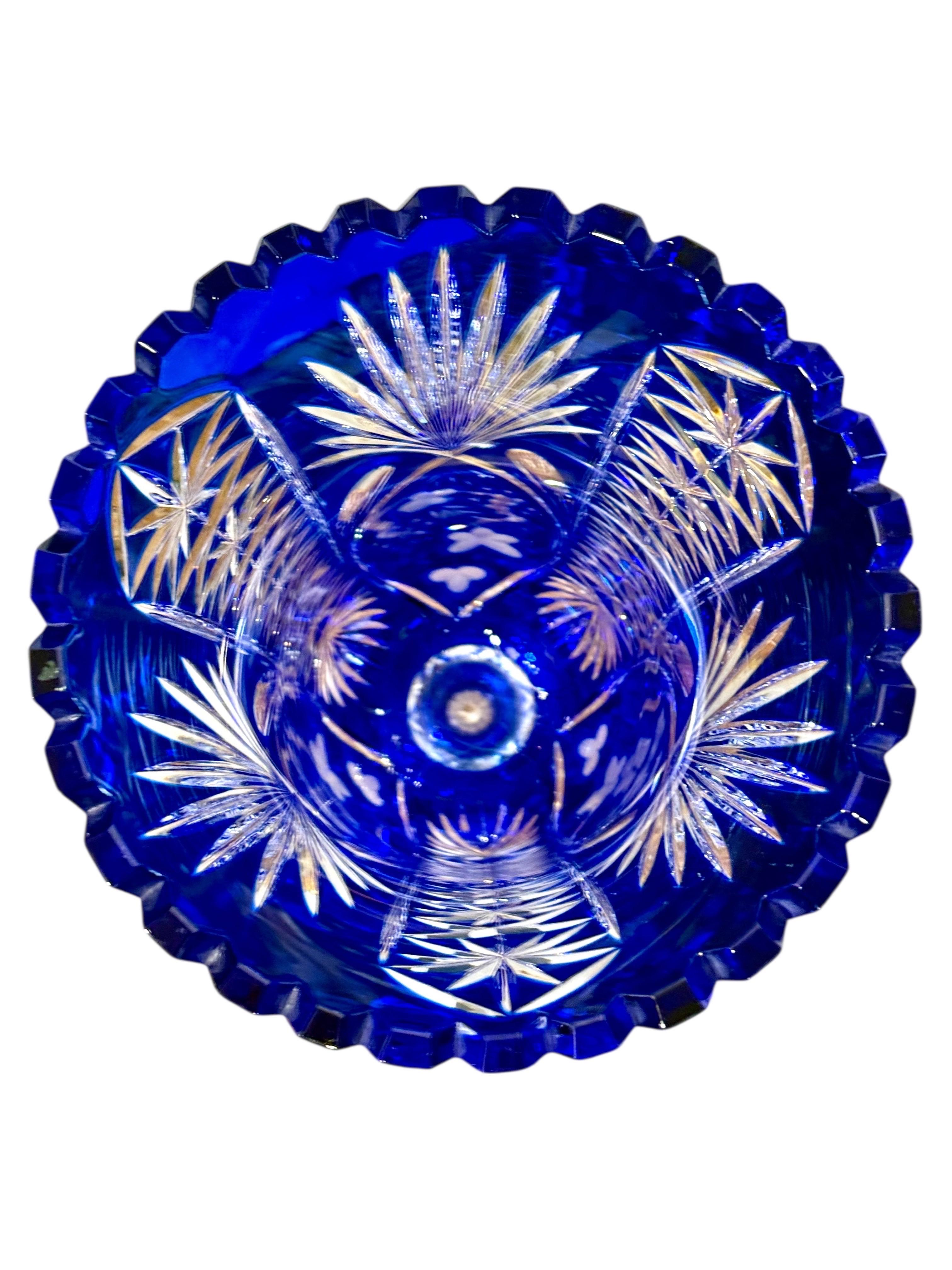 Grande vaso di cristallo di Boemia con sovrapposizione blu su base a piedistallo in vendita 6