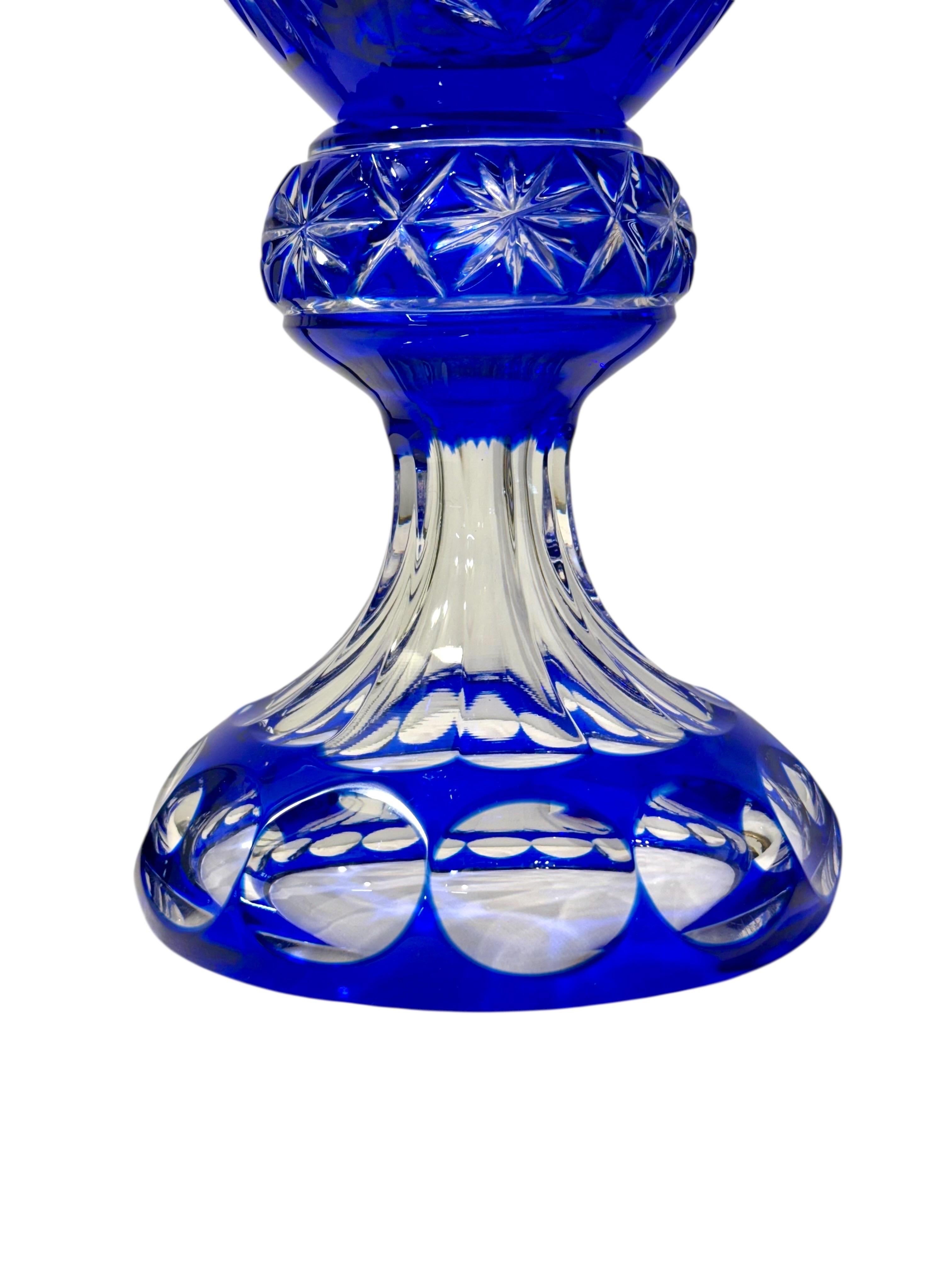Grande vaso di cristallo di Boemia con sovrapposizione blu su base a piedistallo in vendita 7