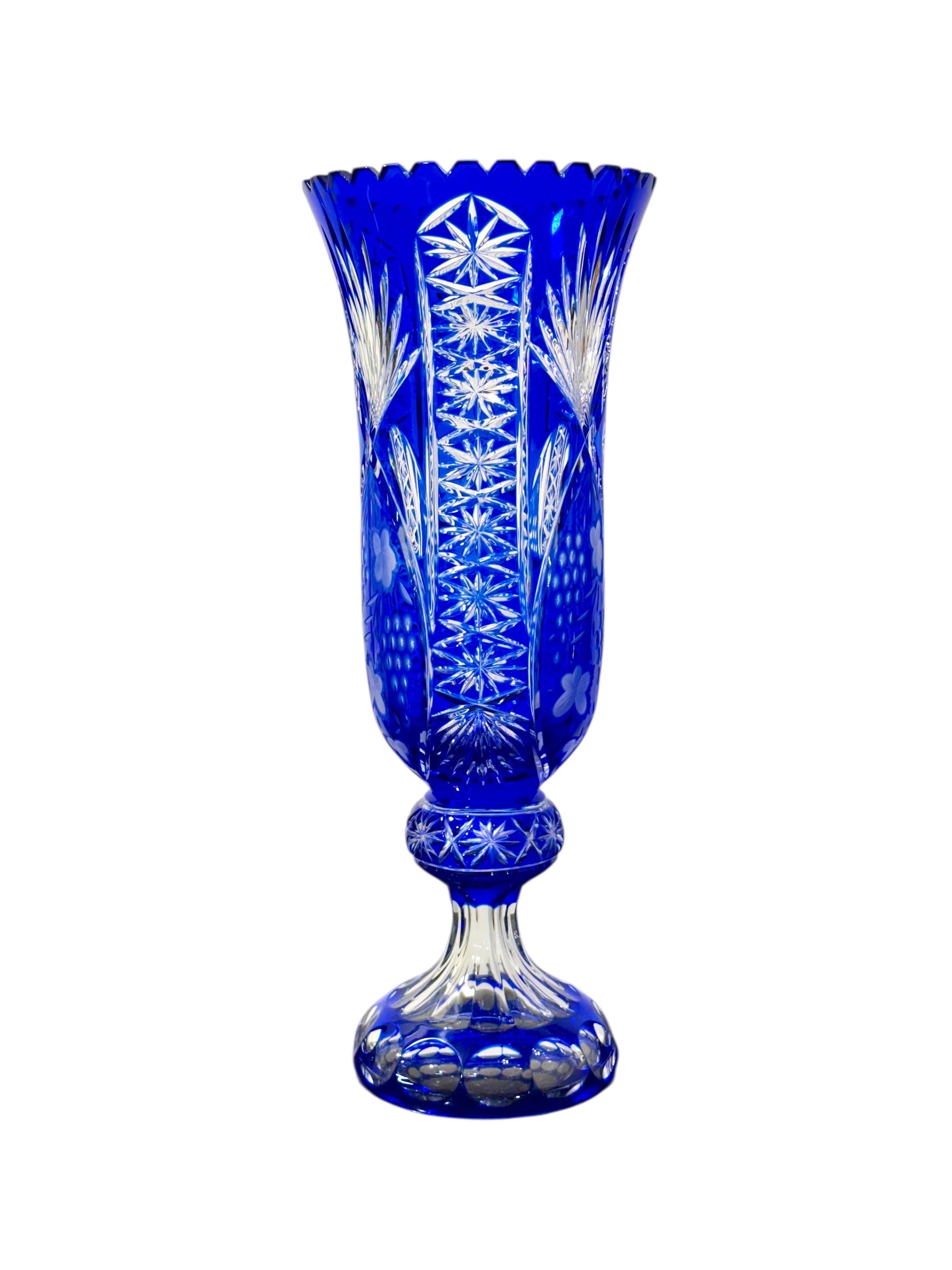 Questo straordinario vaso in cristallo Overlay blu cobalto tagliato a vivo è un esempio eccezionale di fine artigianato boemo, che mostra la profondità, la luminosità e la chiarezza che definiscono i migliori lavori in cristallo del XX secolo della