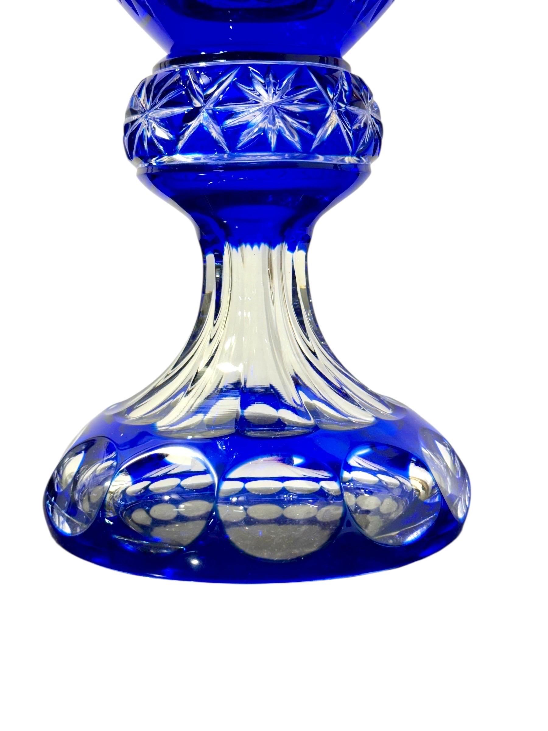 Francese Grande vaso di cristallo di Boemia con sovrapposizione blu su base a piedistallo in vendita