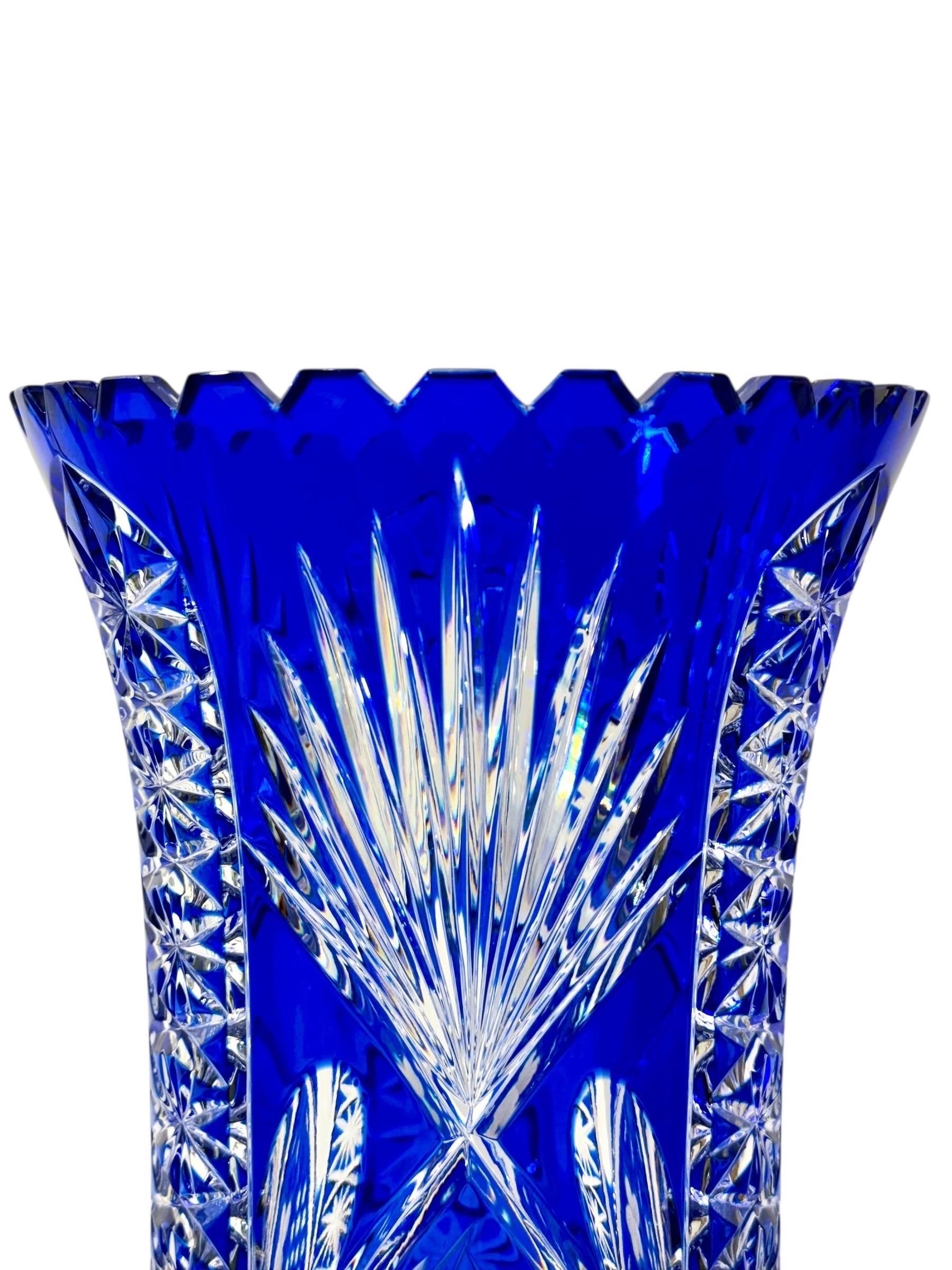 Grande vaso di cristallo di Boemia con sovrapposizione blu su base a piedistallo In condizioni buone in vendita a LA CIOTAT, FR