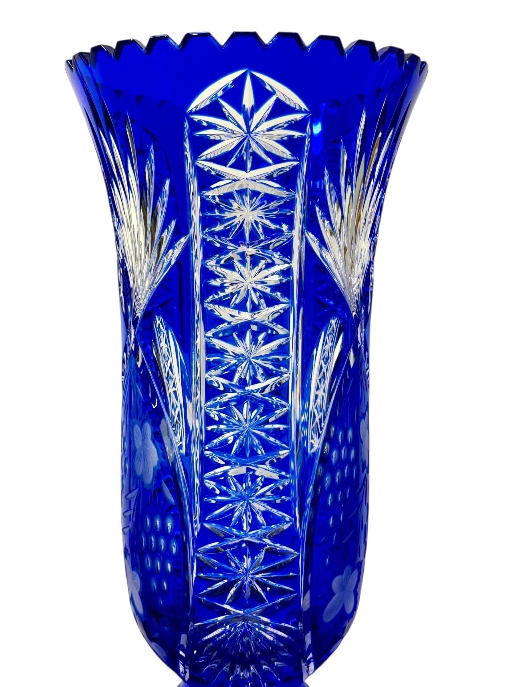 XX secolo Grande vaso di cristallo di Boemia con sovrapposizione blu su base a piedistallo in vendita