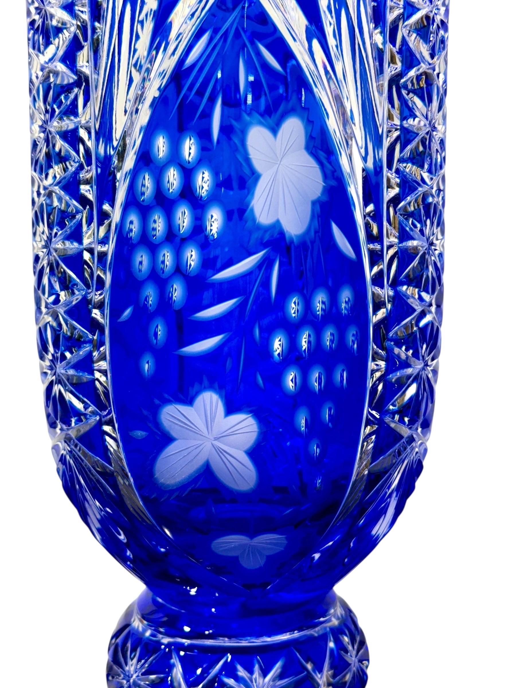 Cristallo Grande vaso di cristallo di Boemia con sovrapposizione blu su base a piedistallo in vendita