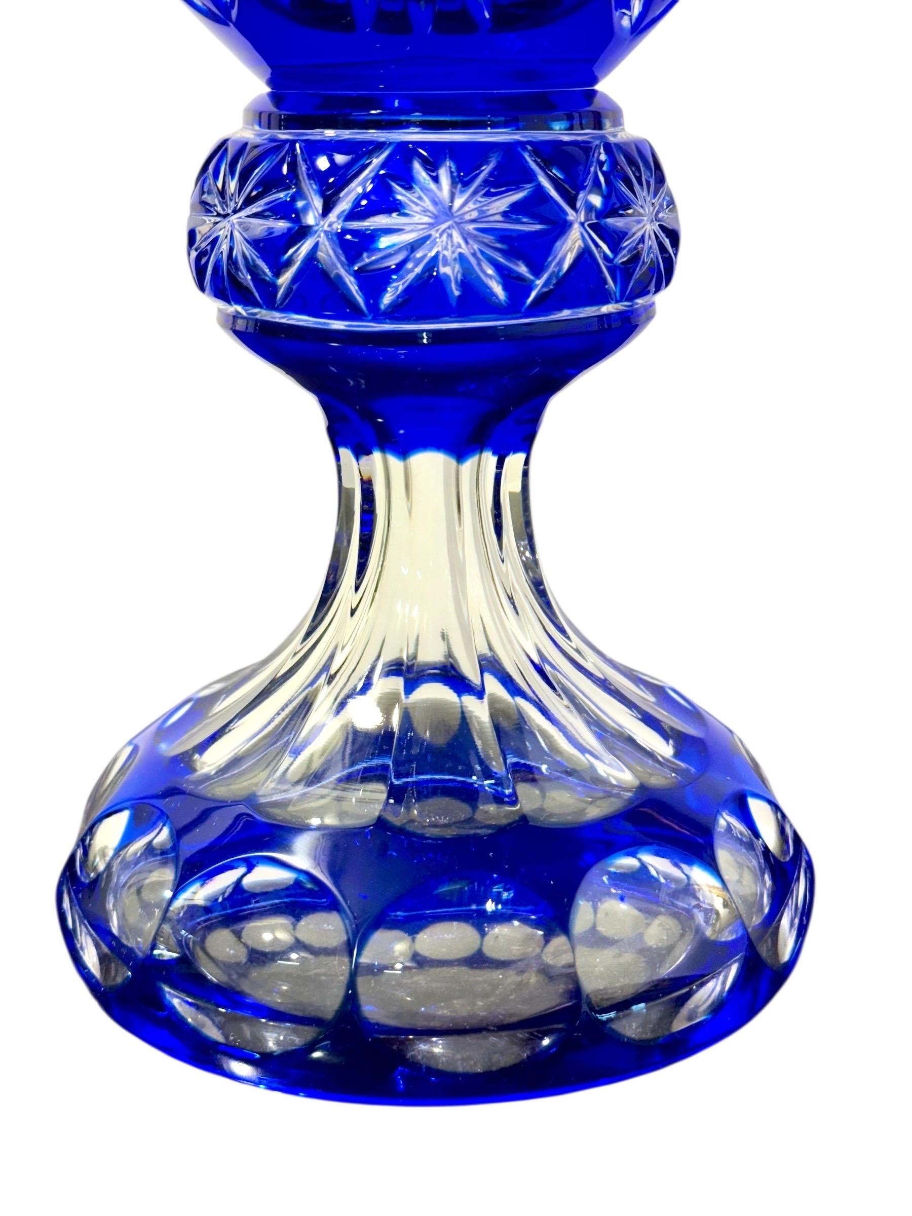 Grande vaso di cristallo di Boemia con sovrapposizione blu su base a piedistallo in vendita 1