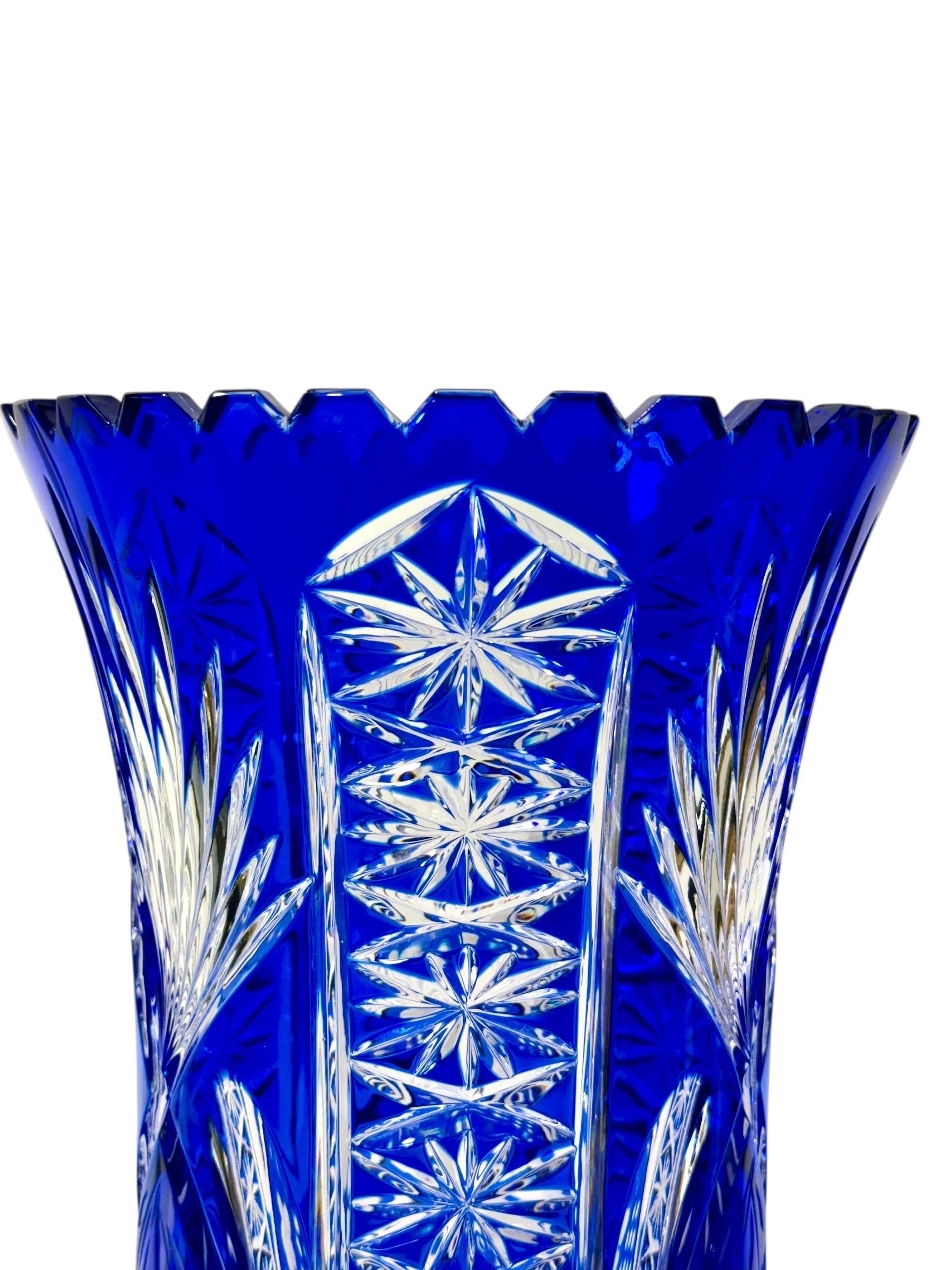 Grande vaso di cristallo di Boemia con sovrapposizione blu su base a piedistallo in vendita 2