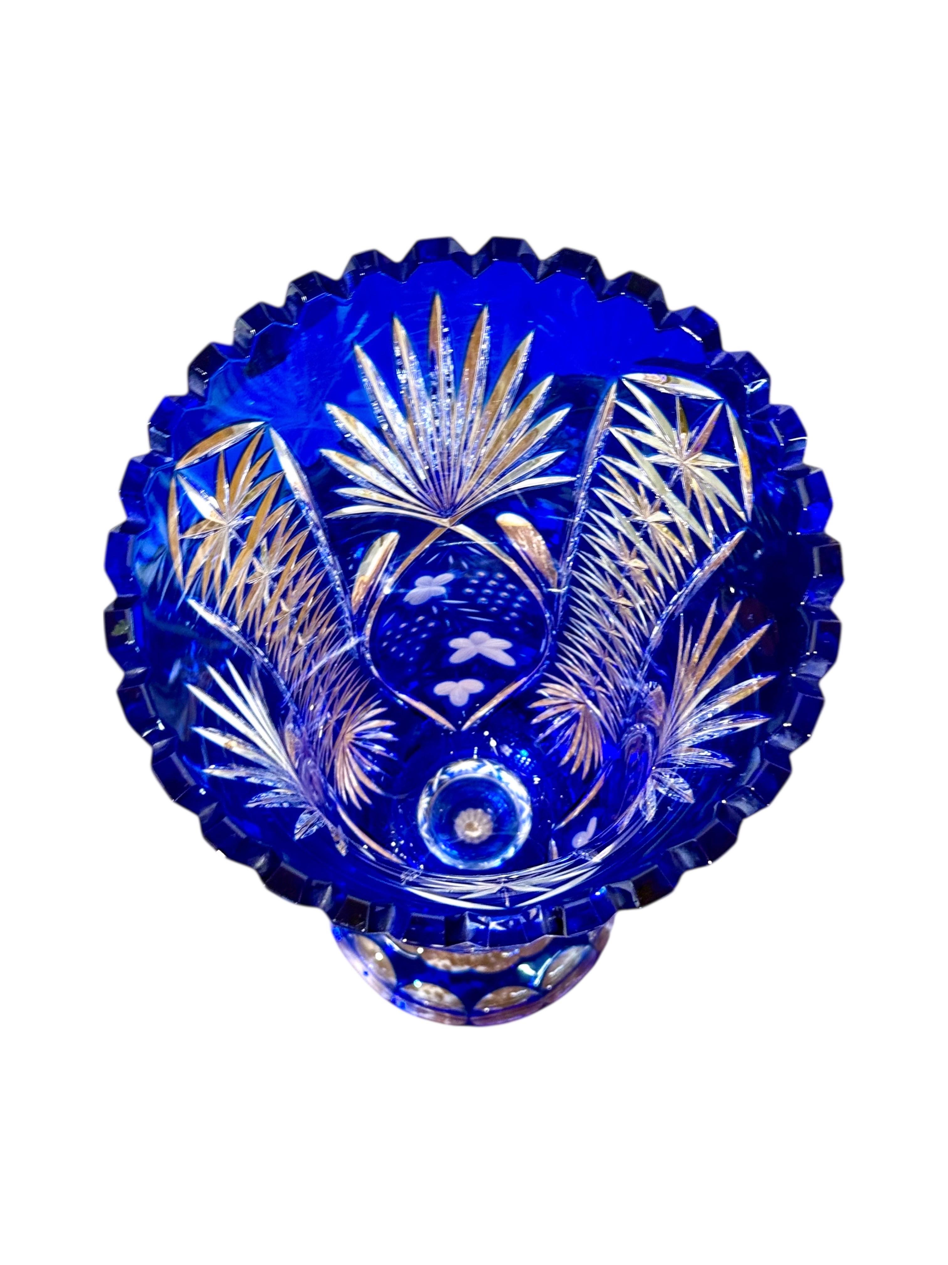 Grande vaso di cristallo di Boemia con sovrapposizione blu su base a piedistallo in vendita 3