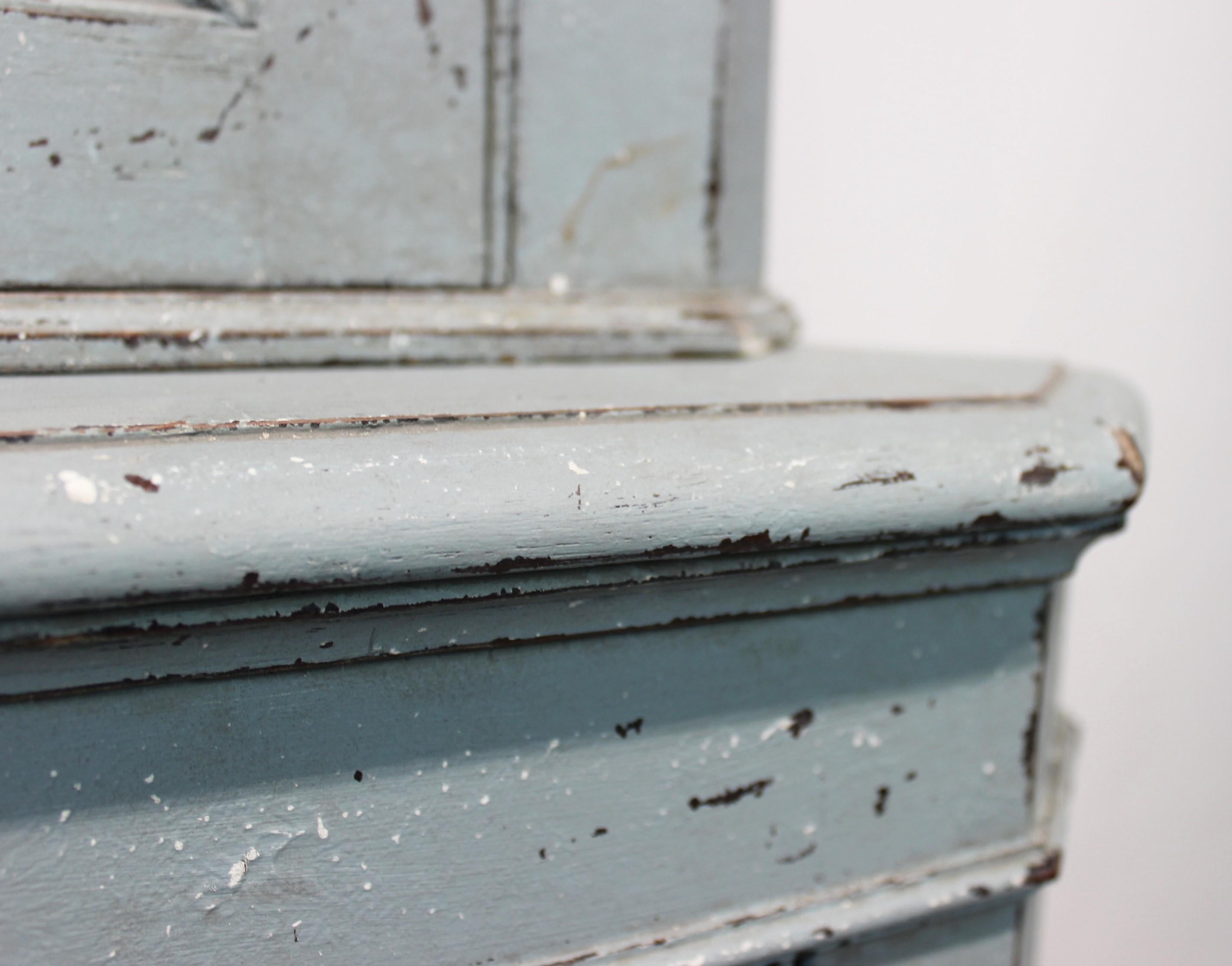 Large Blue Painted Gustavian Corner Cabinet from the 1880s In Good Condition In Lejre, DK