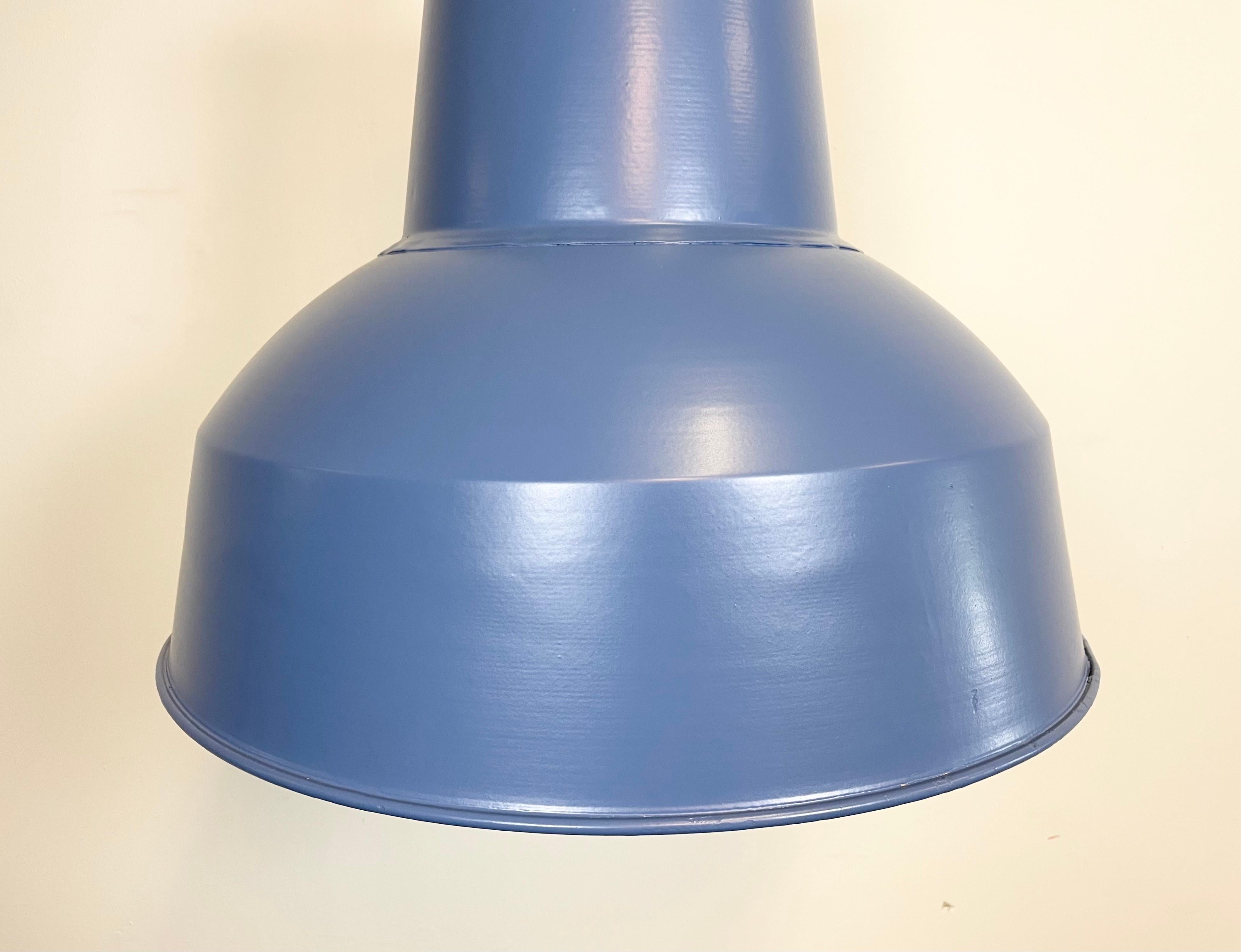 Große blau bemalte Industriefabriklampe von Elektrosvit, 1960er Jahre im Zustand „Gut“ im Angebot in Kojetice, CZ