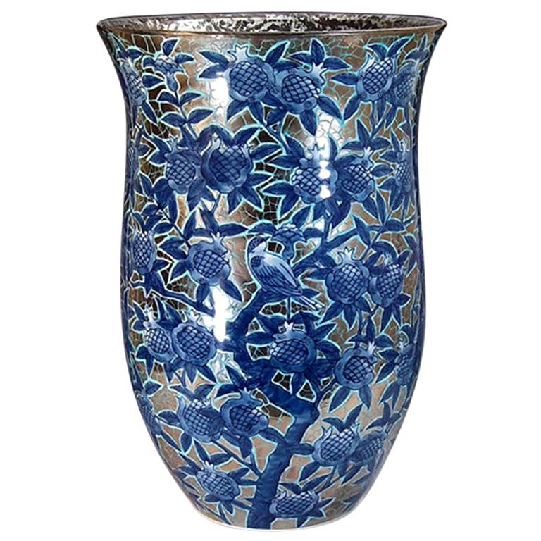 Grand vase en porcelaine bleu argenté par un maître artiste japonais