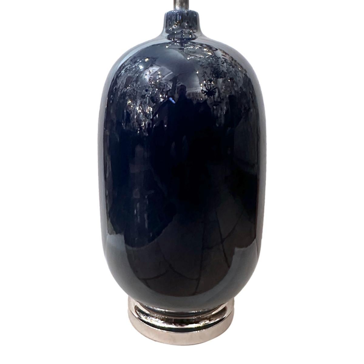 Una única lámpara de mesa de porcelana azul italiana de hacia 1960.

Medidas:
Altura del cuerpo: 21
Altura hasta el apoyo de la sombrilla: 29
Diámetro: 10
