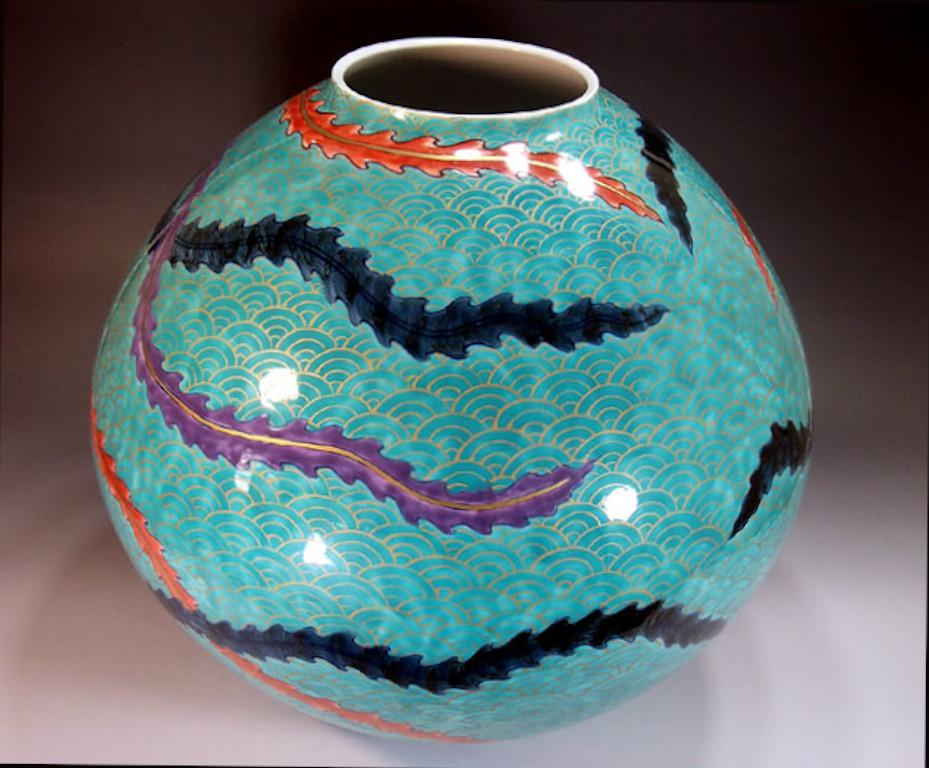 Japonais Vase japonais contemporain en porcelaine bleu-violet et or de l'artiste en vente