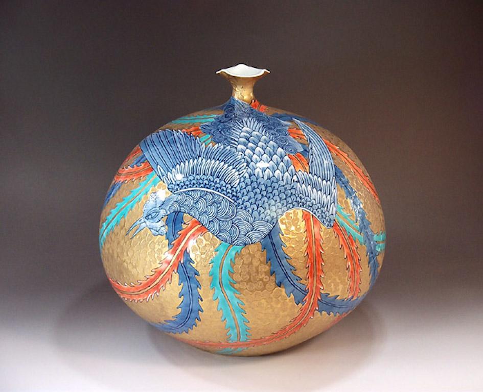 Peint à la main Vase japonais contemporain en porcelaine bleu-violet et or de l'artiste en vente