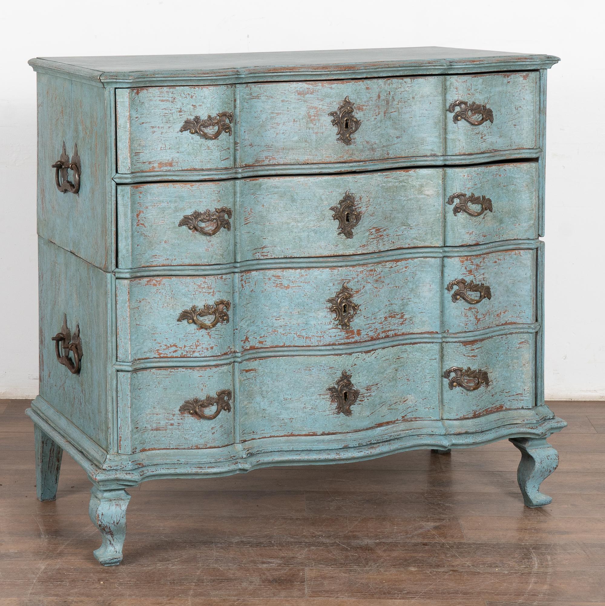 Grande cassettiera rococò in quercia antica con bei tiretti in ottone, tutti poggianti su piedi cabriolet.
Questa cassettiera è stata sottoposta a un'eccezionale finitura professionale verniciata a strati di colore blu ed è stata leggermente