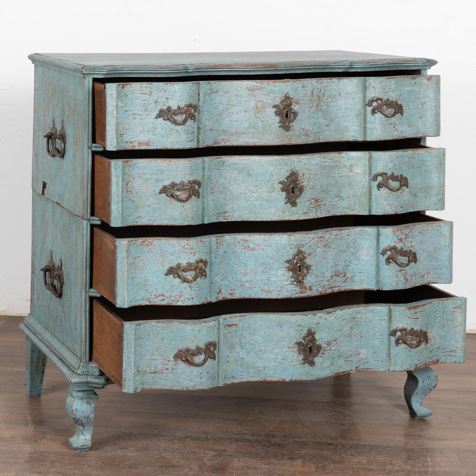 Rococò Grande cassettone rococò blu a quattro cassetti, Danimarca, 1750-1800 ca. in vendita