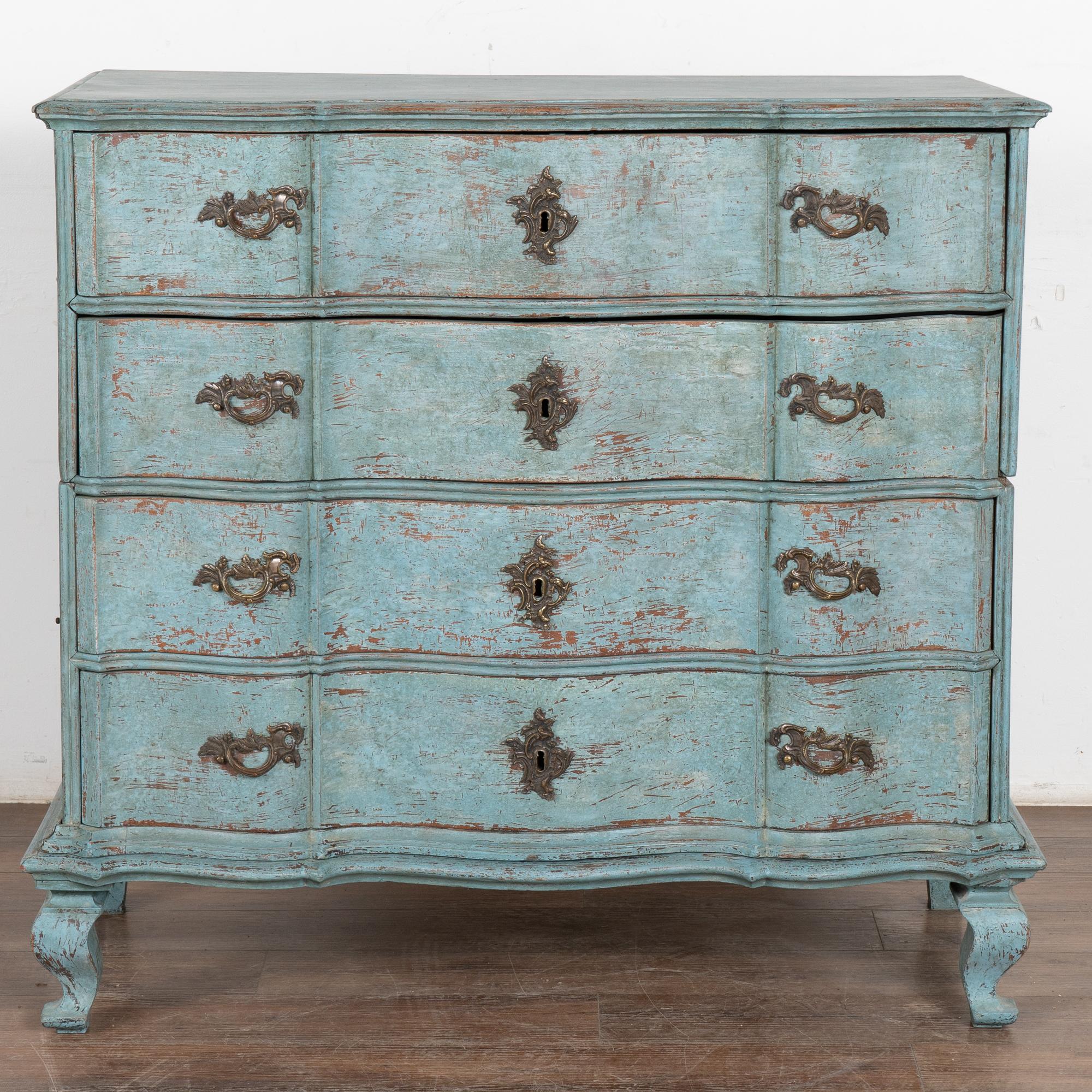 Danese Grande cassettone rococò blu a quattro cassetti, Danimarca, 1750-1800 ca. in vendita