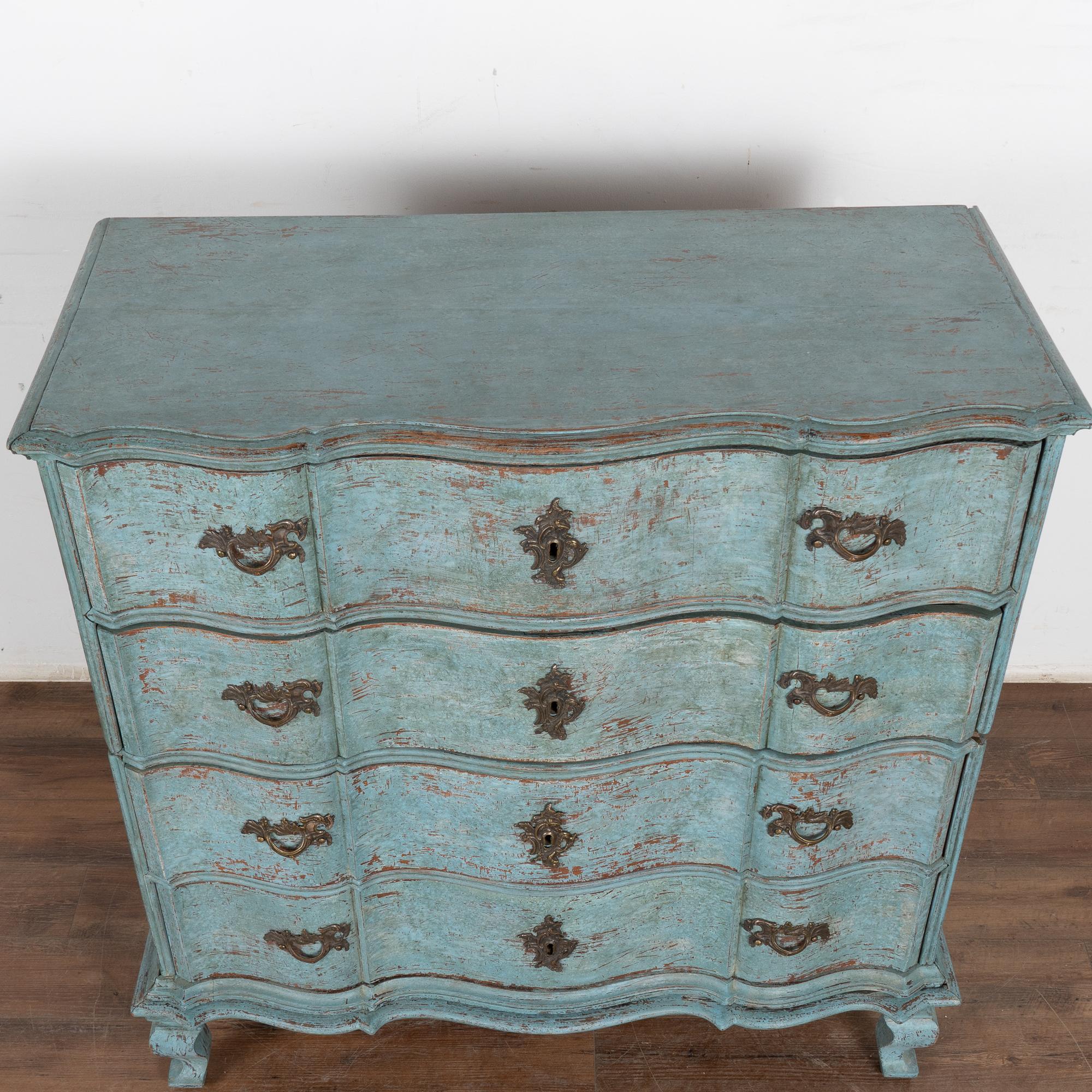 Grande cassettone rococò blu a quattro cassetti, Danimarca, 1750-1800 ca. In condizioni discrete in vendita a Round Top, TX